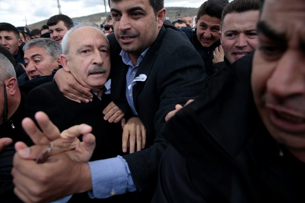 قامت مجموعة من الأشخاص بلكم وركل كليجدار أوغلو، وسط هتافات تمجد الجندي القتيل وتركيا وتدين منظمة "بي كا كا"