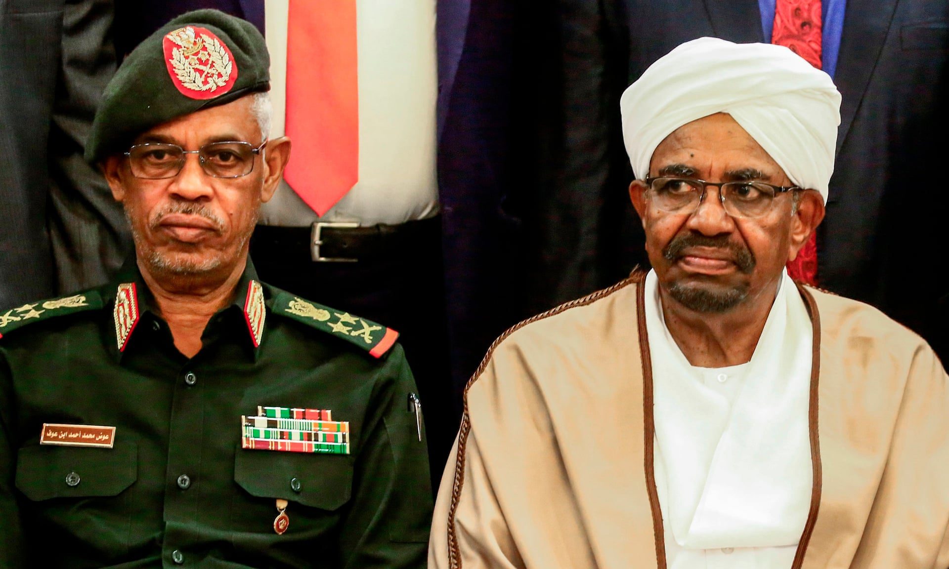 السودانيون يحققون الانتصارات.. أولاً سقط البشير ثم نائبه ثم رئيس المخابرات، لكن هل يكفي ذلك؟