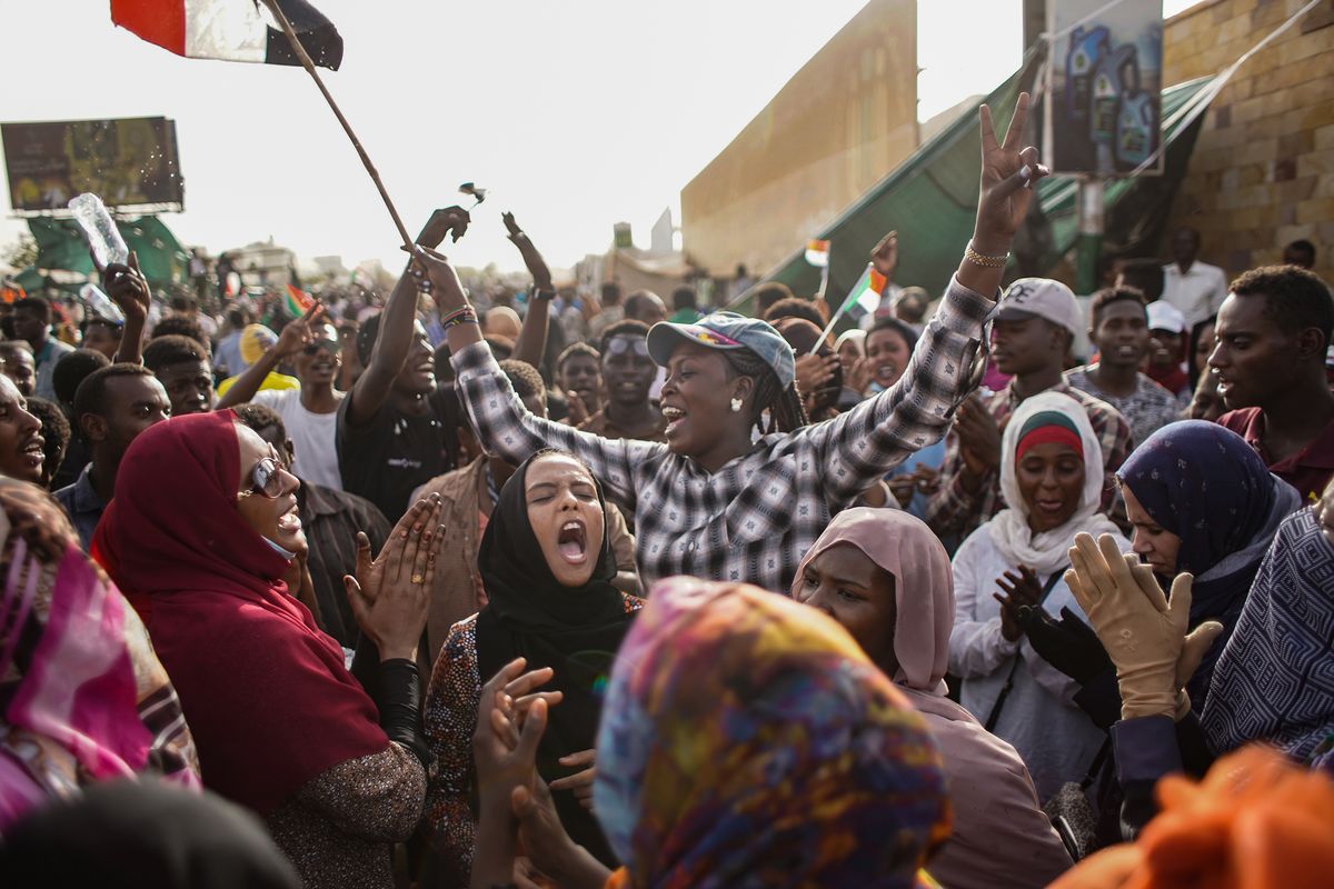 «الكنداكات».. المرأة السودانية تفرض نفسها بقوة على المواكب الاحتجاجية في بلاد النيلين