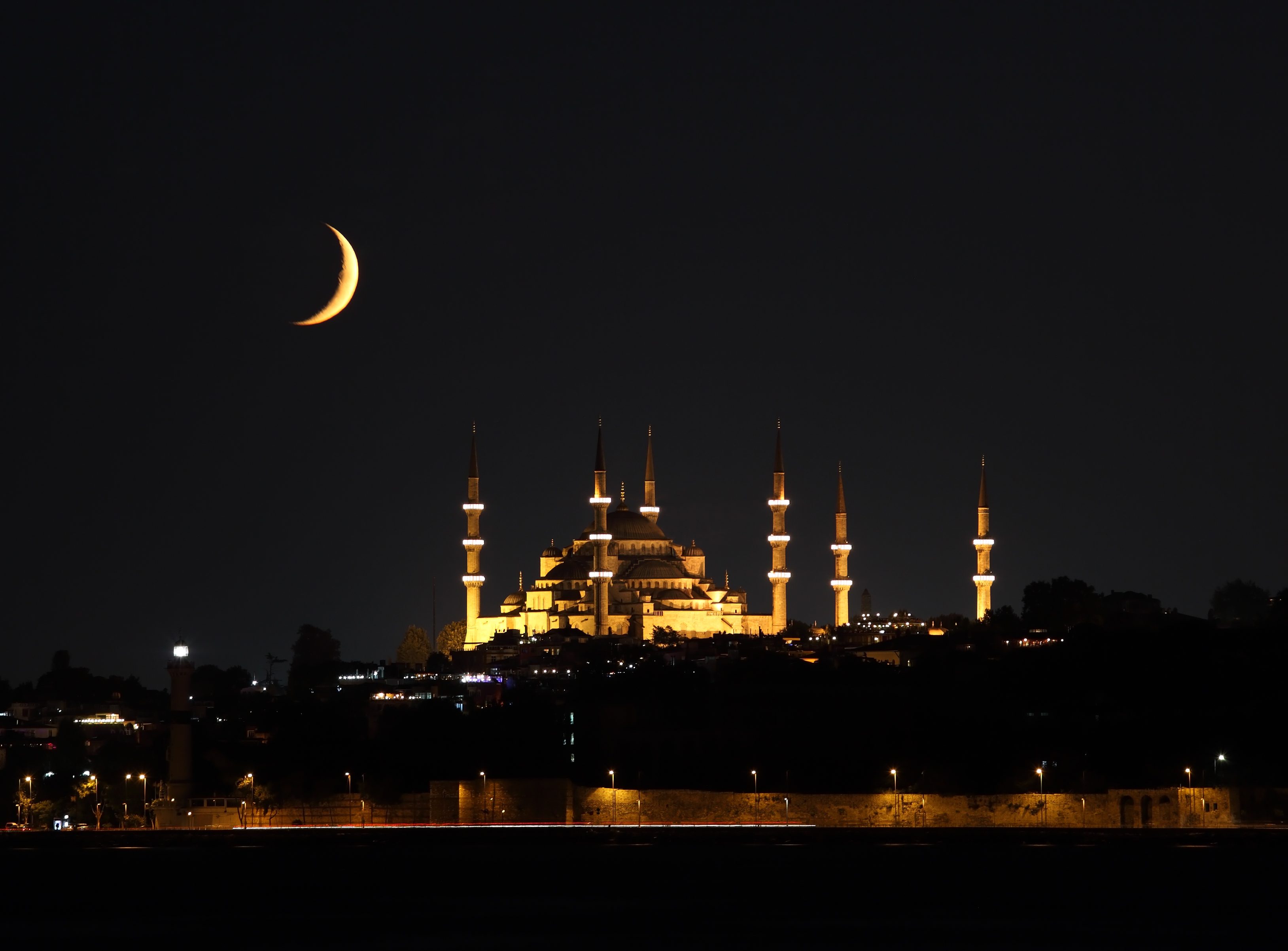 القطايف تُصنع على شكل هلال نسبة لرمضان