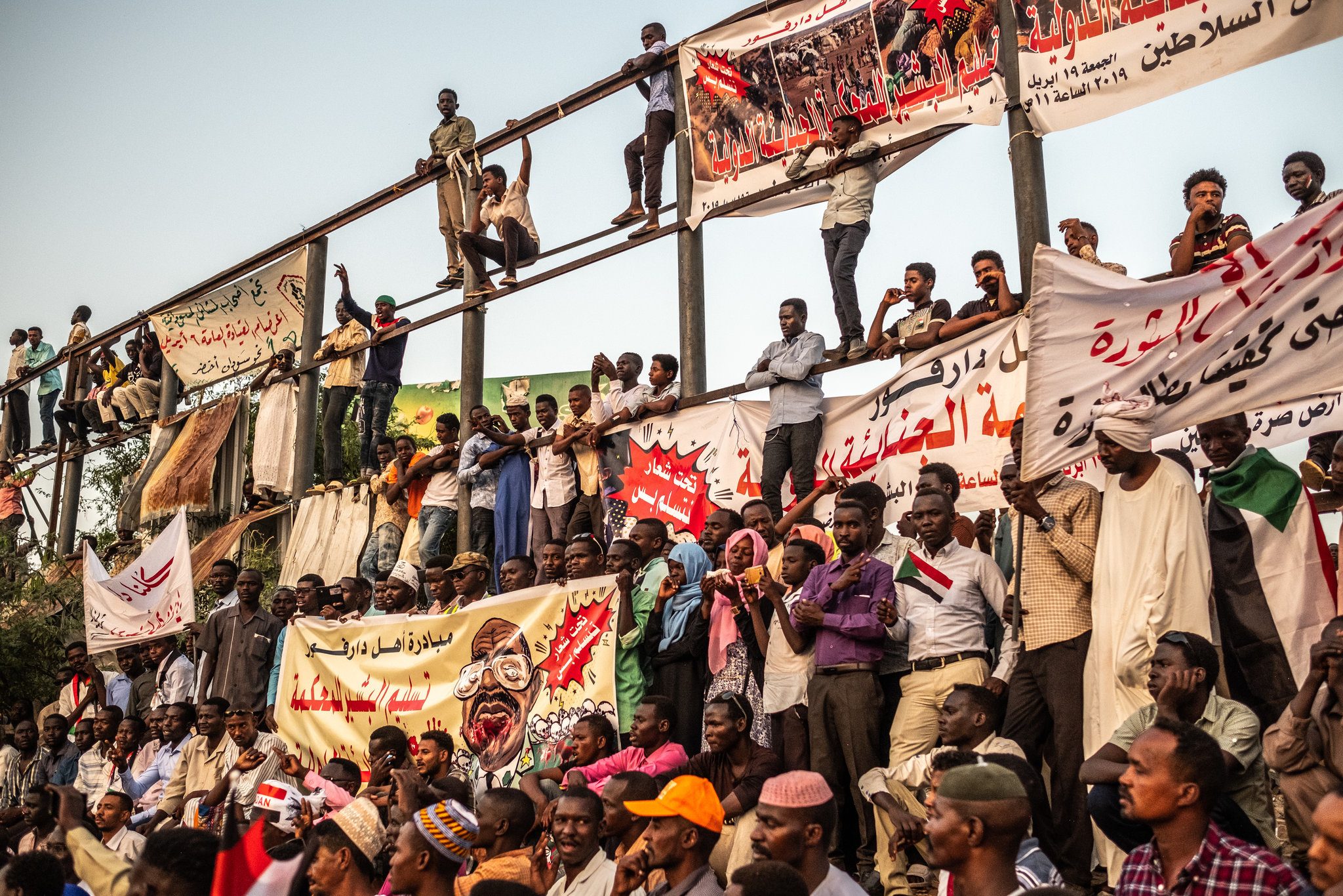 «أنحاز لشعبي».. احتج الابن على البشير، فساعده أبوه القائد في الجيش على خلعه