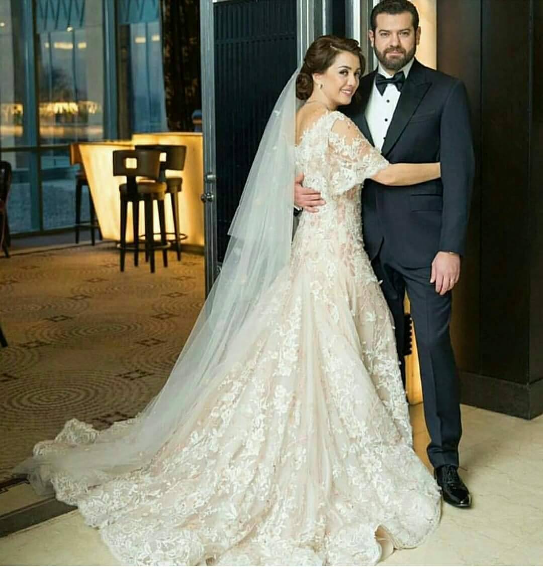 كندة علّوش تعرض فستان زفافها للبيع، رغم تأكيدها: «صعب التفريط به»