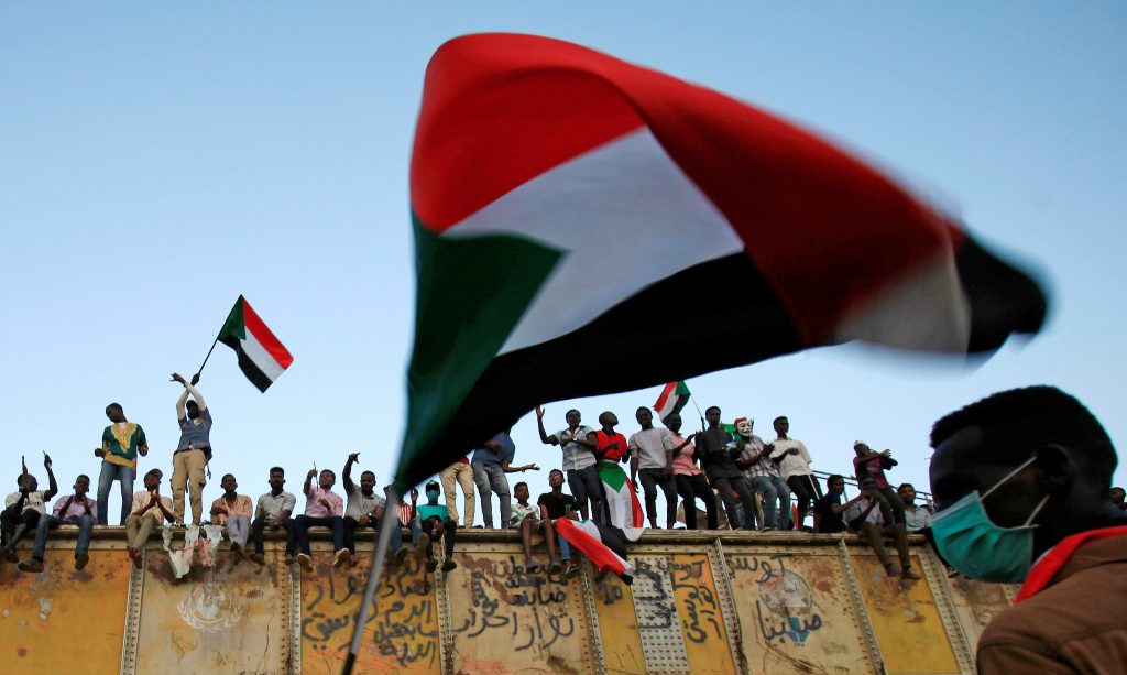 المعارضة السودانية تأسف لتعليق المجلس العسكري التفاوض مع المحتجين.. وتحمّله مسؤولية «العنف»