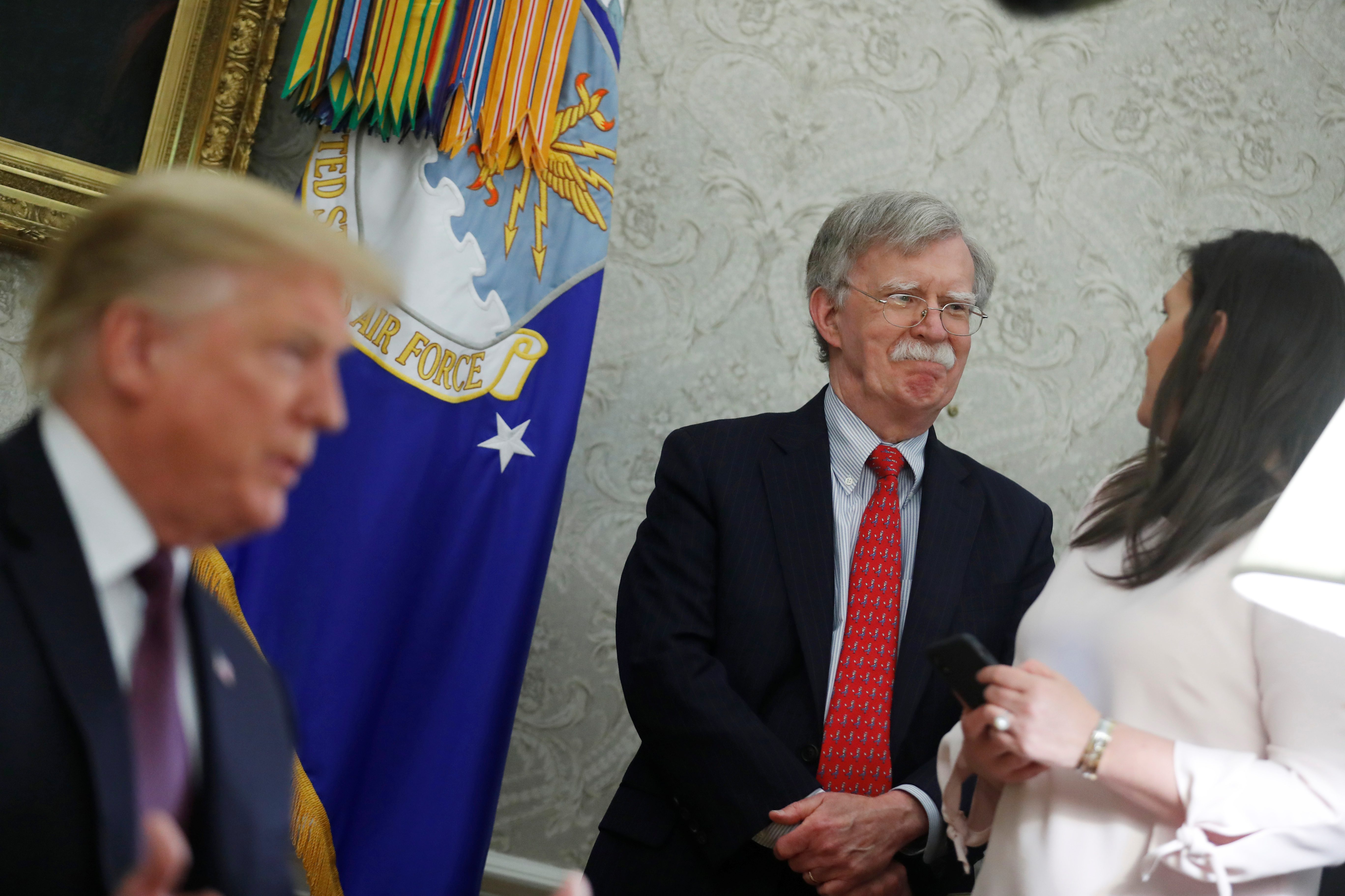 مجلة أمريكية: نزع فتيل الحرب مع إيران يتوقف على إخراج بولتون من البيت الأبيض