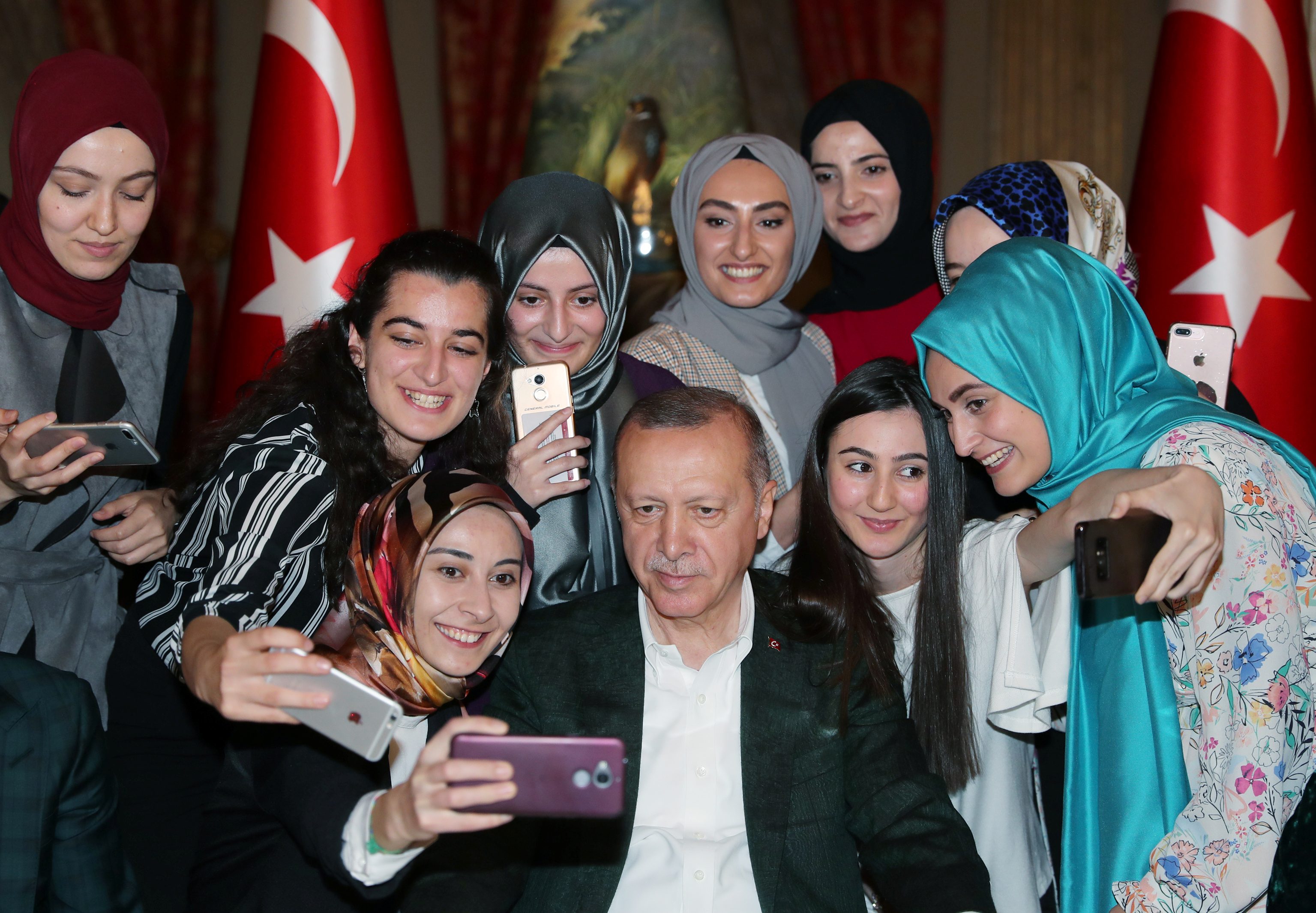 الرئيس التركي أردوغان يقف مع طلاب الجامعة خلال مأدبة إفطار في إسطنبول