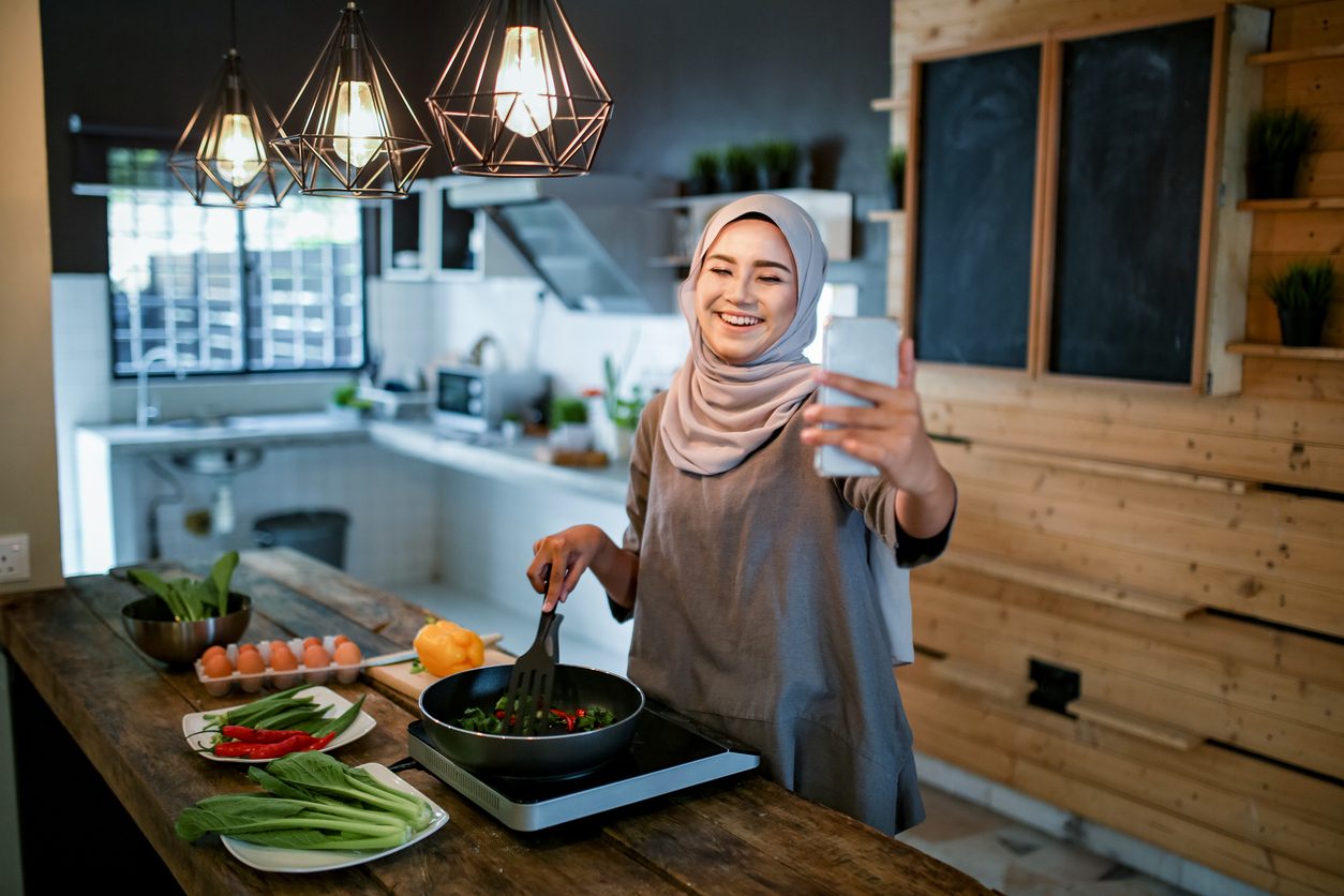 استخدام فيسبوك ويوتيوب في رمضان يزداد بالشرق الأوسط.. هل تعيد التكنولوجيا تشكيل الشهر الكريم؟