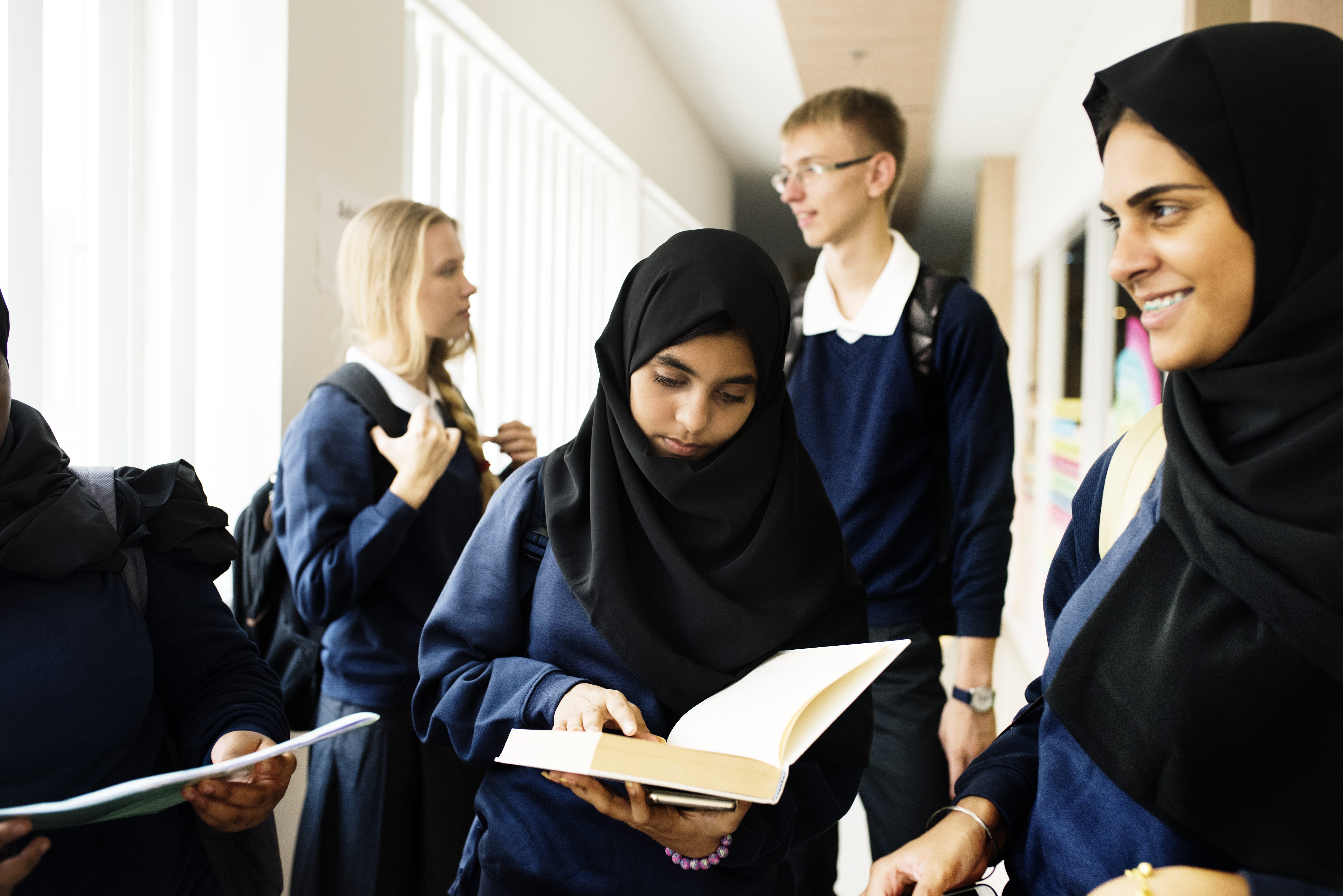 فرنسا تصوت لمنع الأمهات المحجبات من مرافقة أطفالهن في الرحلات المدرسية!