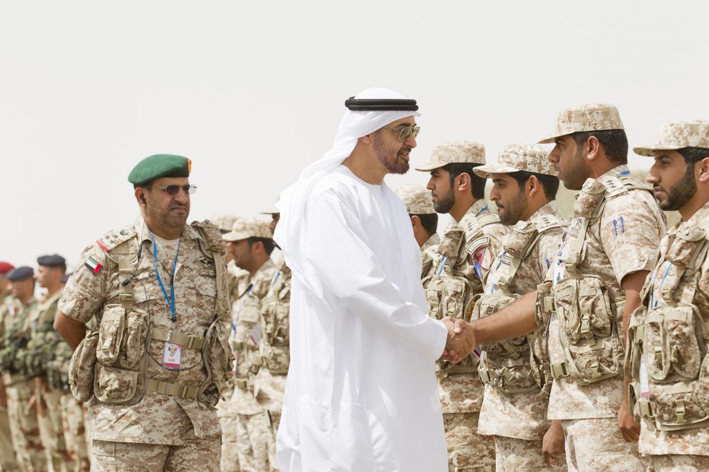 ولي عهد أبو ظبي الشيخ محمد بن زايد آل نهيان يصافح أحد أفراد القوات المسلحة الإماراتية