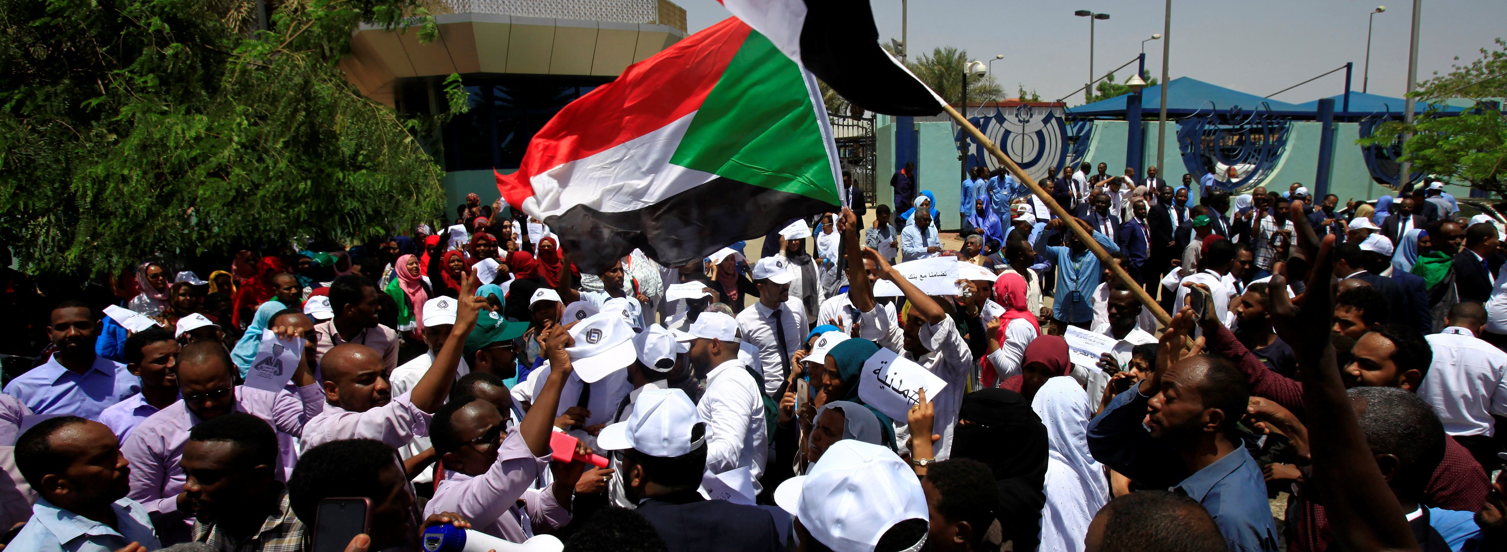 تظاهرات في السودان من أجل تسليم السلطة للمدنيين