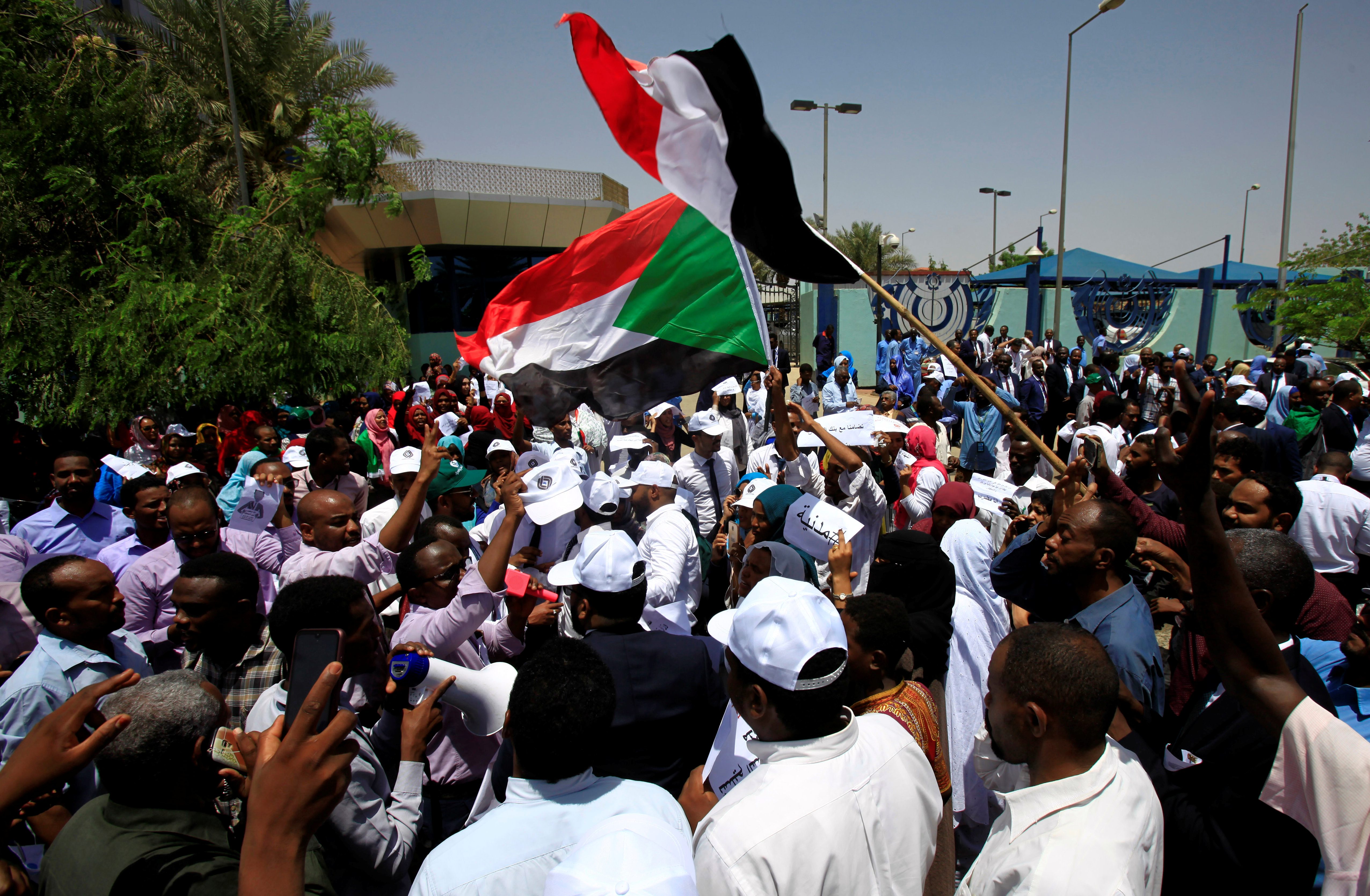 المعارضة السودانية تتمسك بالعصيان المدني لمواجهة المجلس العسكري - رويترز
