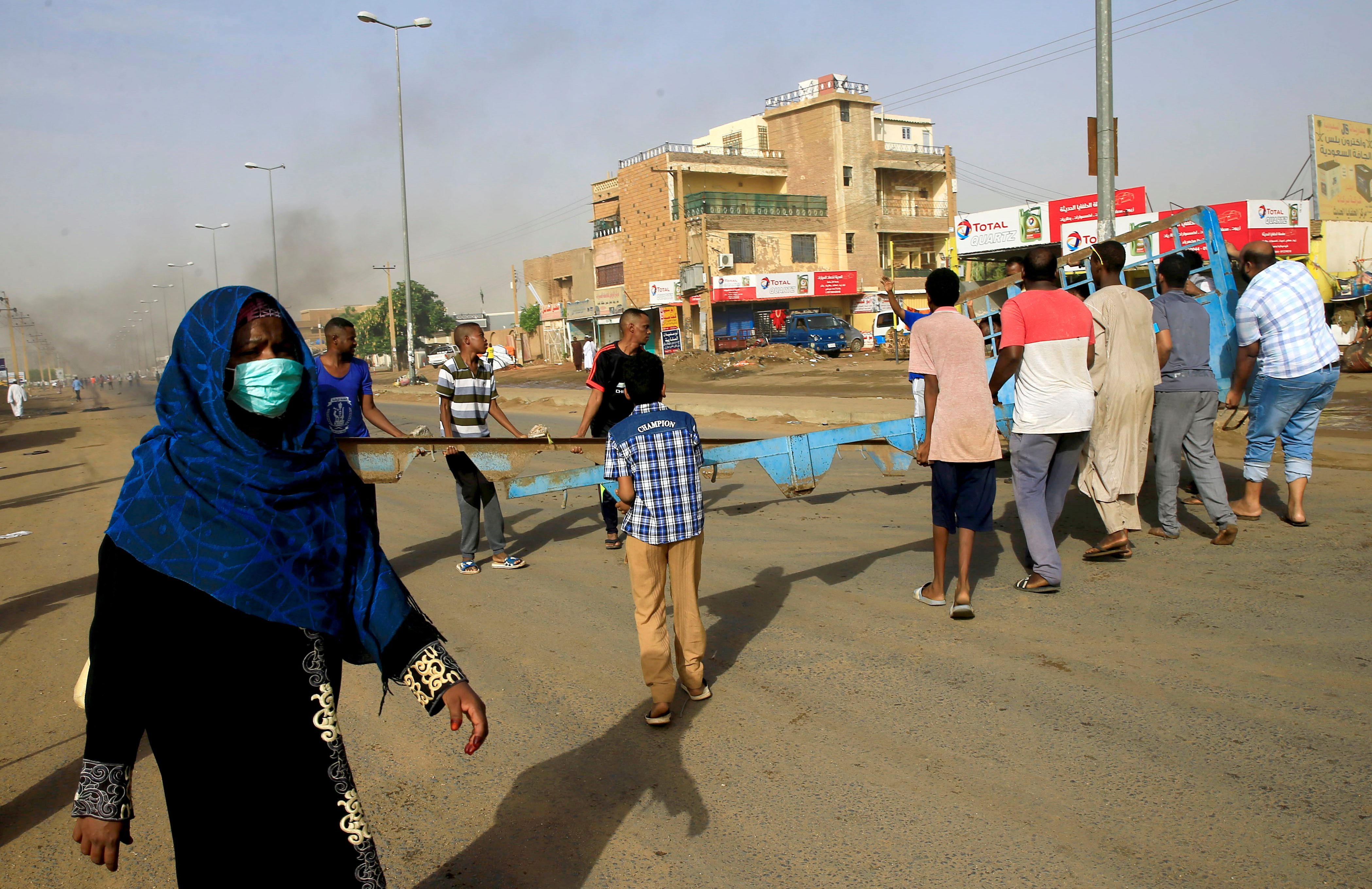 متظاهرين سودانيين خرجوا رفضا لفض الاعتصام/ رويترز