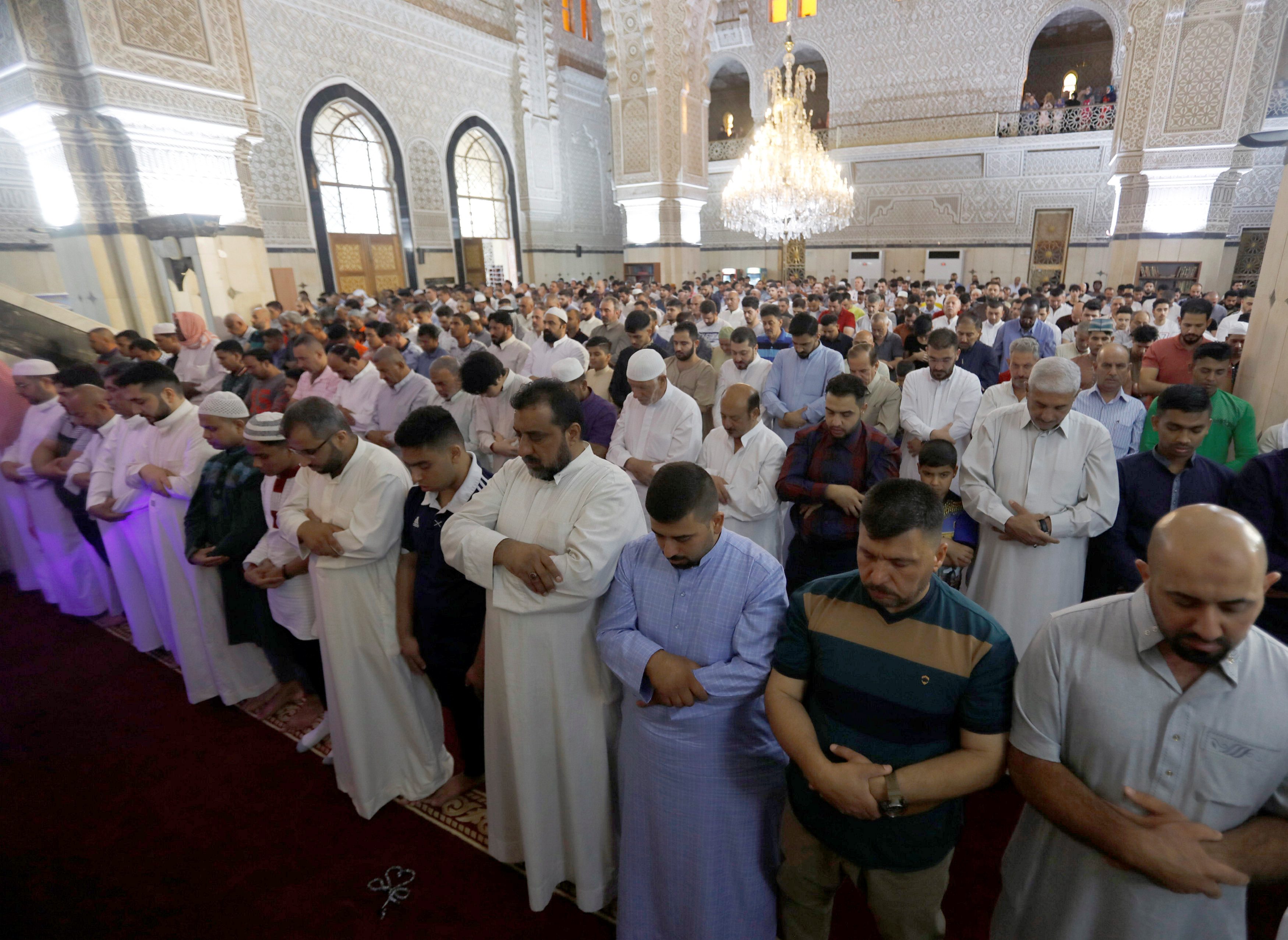 المسلمون يحتفلون ببدء عيد الفطر في عدد من الدول العربية