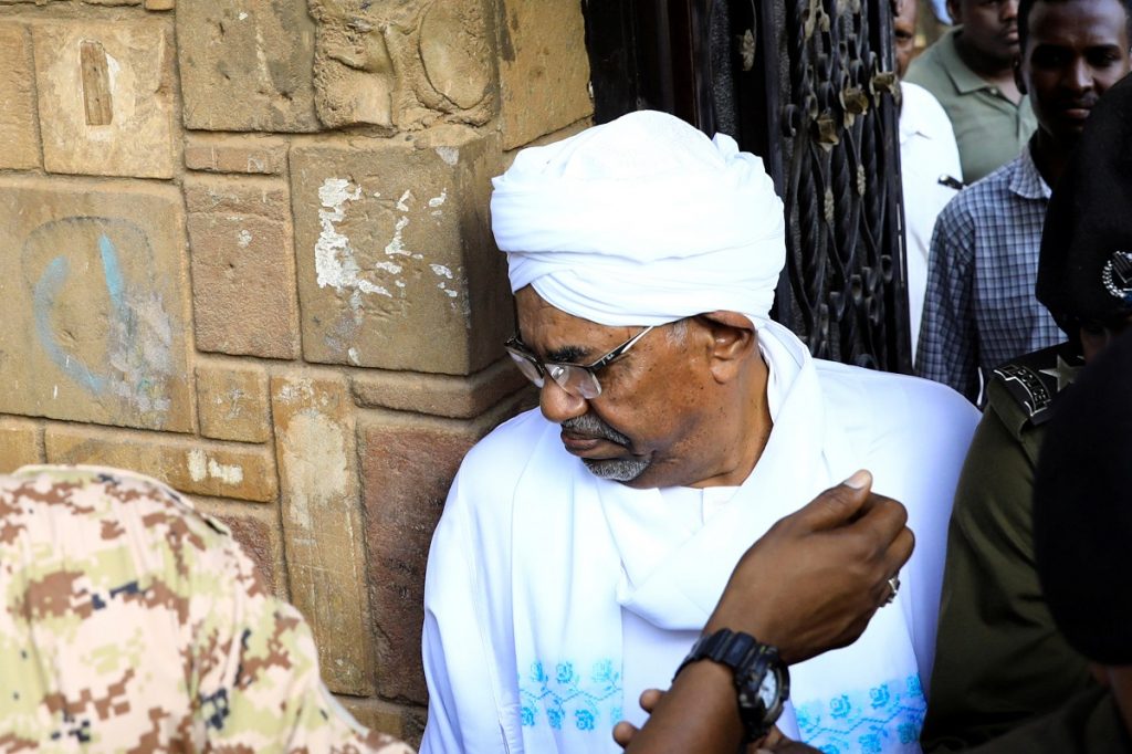 البشير بملابس تقليدية