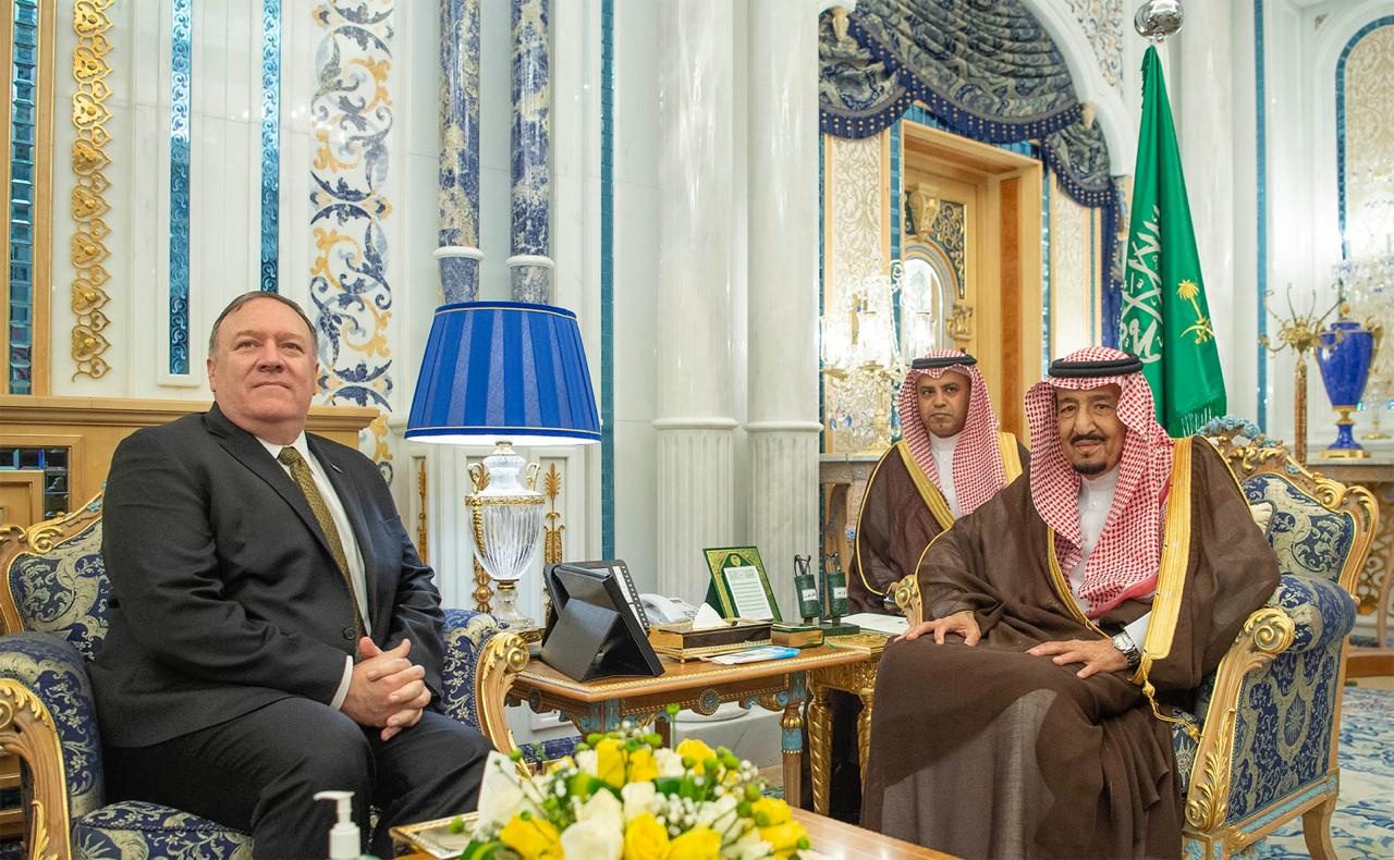 العاهل السعودي الملك سلمان بن عبد العزيز خلال استقباله وزير خارجية أمريكا، مايك بومبيو - رويترز
