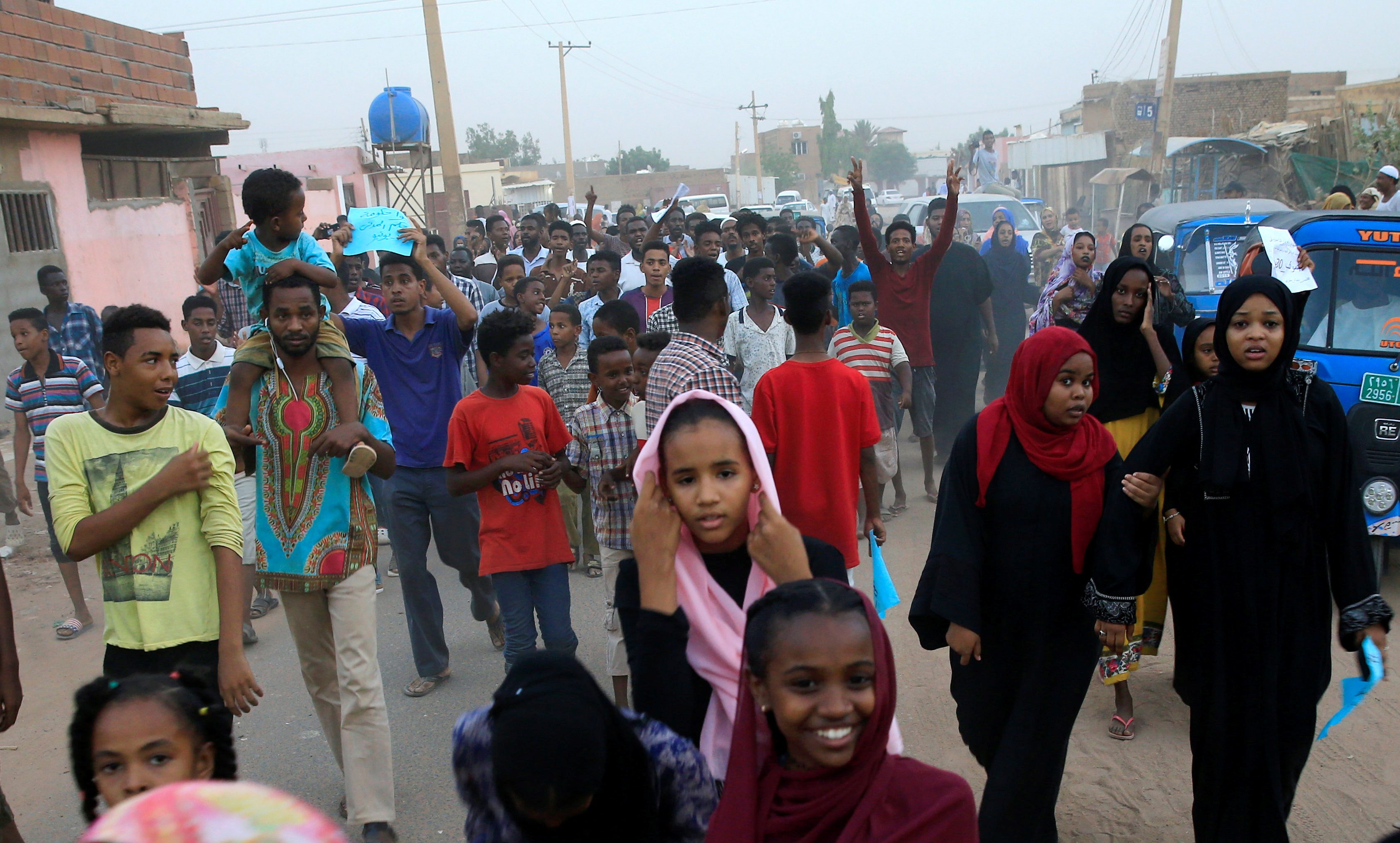 تظاهرات في السودان من أجل تسليم السلطة للمدنيين