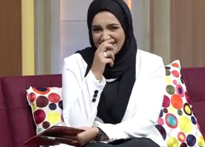 ضحك هستيري من مذيعة يضع ضيفها في موقف محرجٍ بعد قصيدة شعر ألقاها