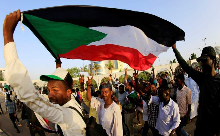 السودان يستعد لمليونية حاشدة، ومخاوف من العنف.. «العسكري» يستبق ويحمَّل المعارضة مسؤولية «أي روح تزهق»