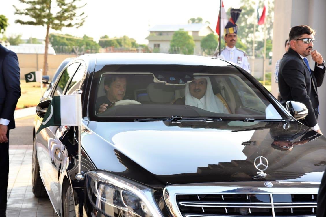 أمير قطر مع رئيس وزراء باكستان/الصور من صفحة الأمير على منصة تويتر