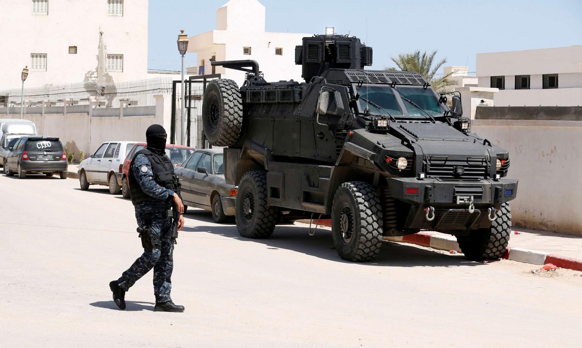 مسلحون يقتلون تونسياً على الحدود مع الجزائر والشرطة تبحث عن الجناة -رويترز