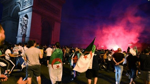 تأهل الجزائر إلى النصف النهائي الجزائر فرنسا