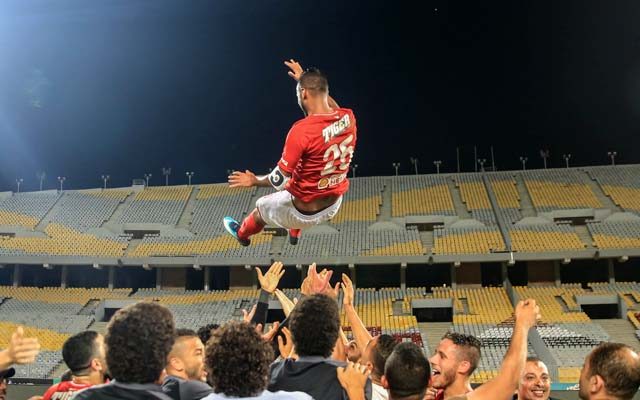 عاشور يعادل ألقاب الزمالك.. حكاية 16 عاماً سطَّرت رحلة 12 دوري لقائد الأهلي