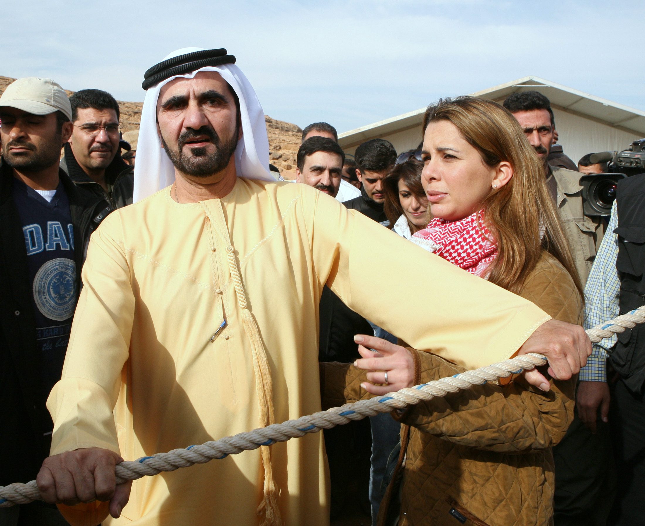 بعيداً عن الصورة الجميلة في الإعلام.. كيف تعيش المرأة في دبي؟ ولماذا هربت زوجة الشيخ محمد بن راشد؟