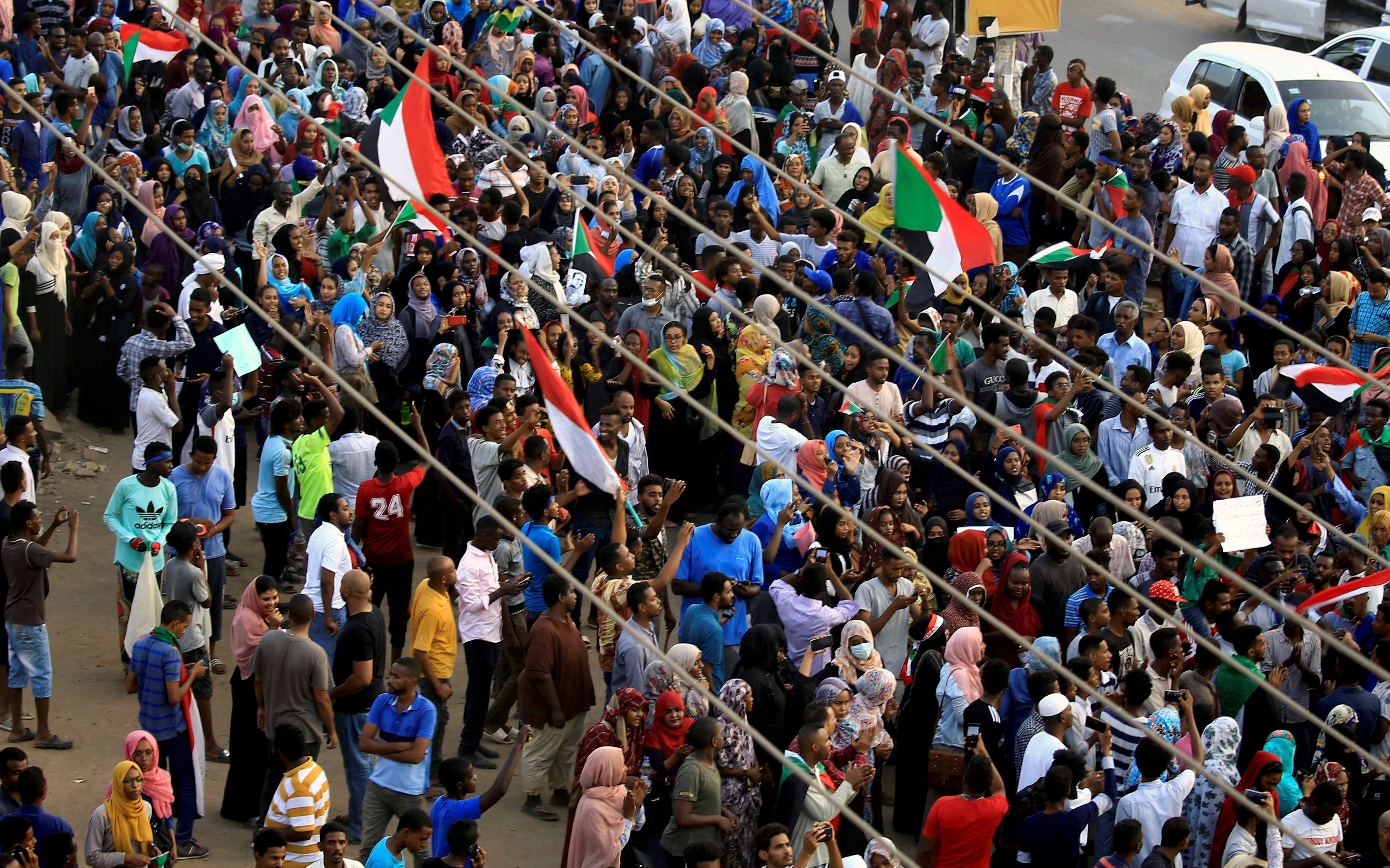 محتجون ضد المجلس العسكري في السودان - رويترز
