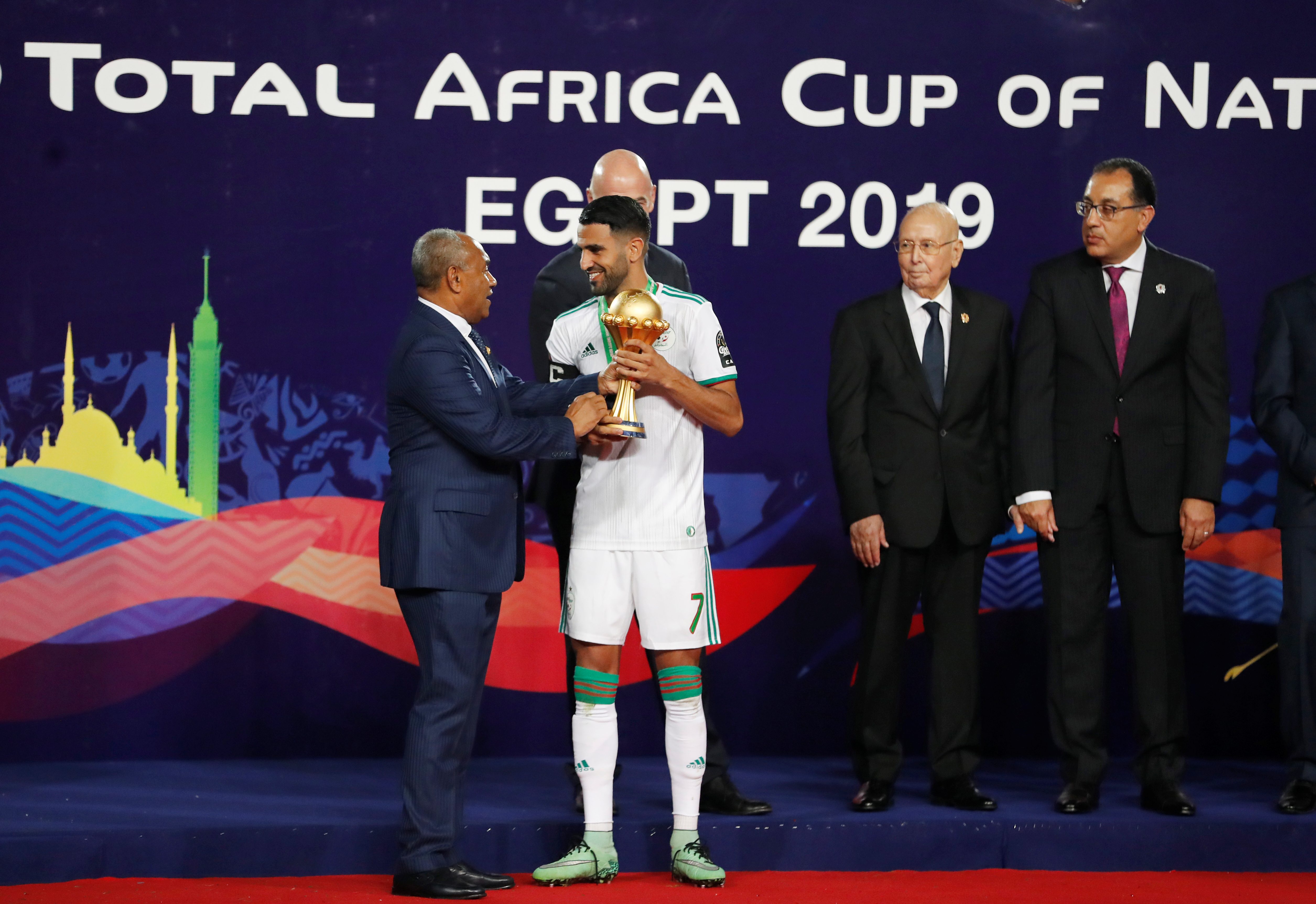 منسق منتخب الجزائر يكشف عن سبب عدم مصافحة محرز لرئيس وزراء مصر