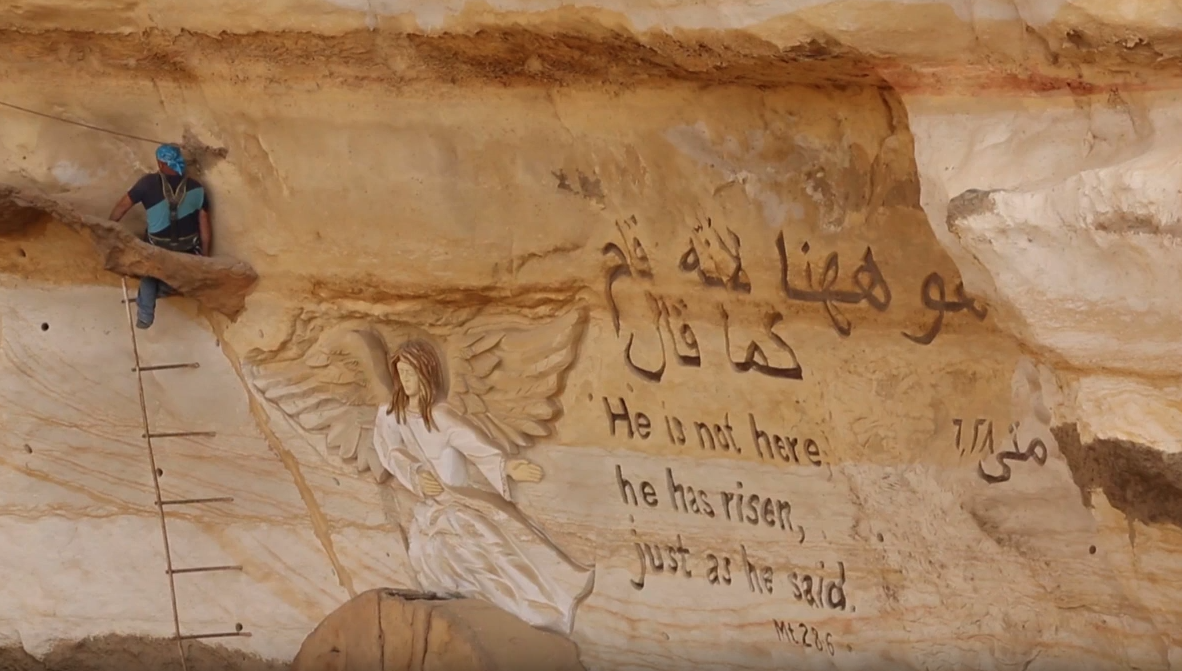 بولندي ينحت الصخر في مصر ليروي قصص الكتاب المقدس بجبل المُقطم