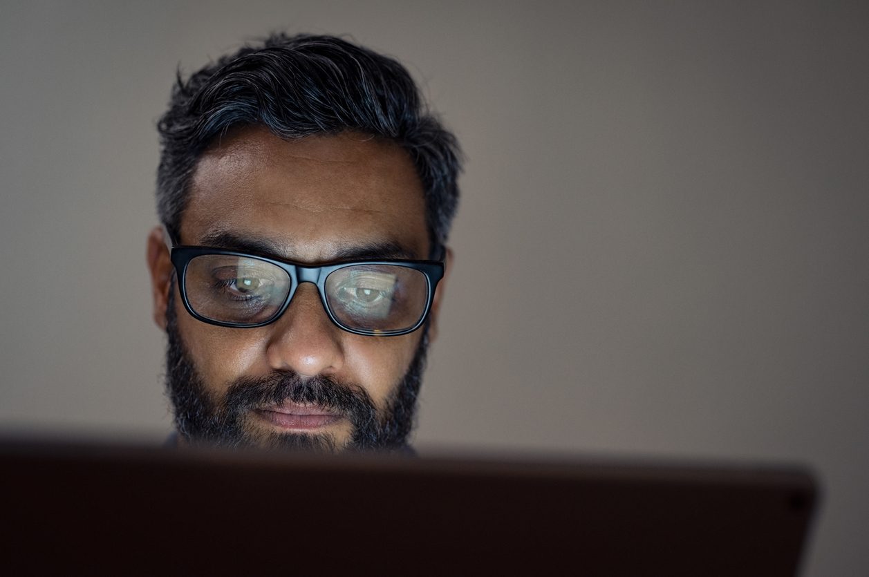 هل يتحتم على المثقف العربي التفاعل مع الأحداث السياسية؟