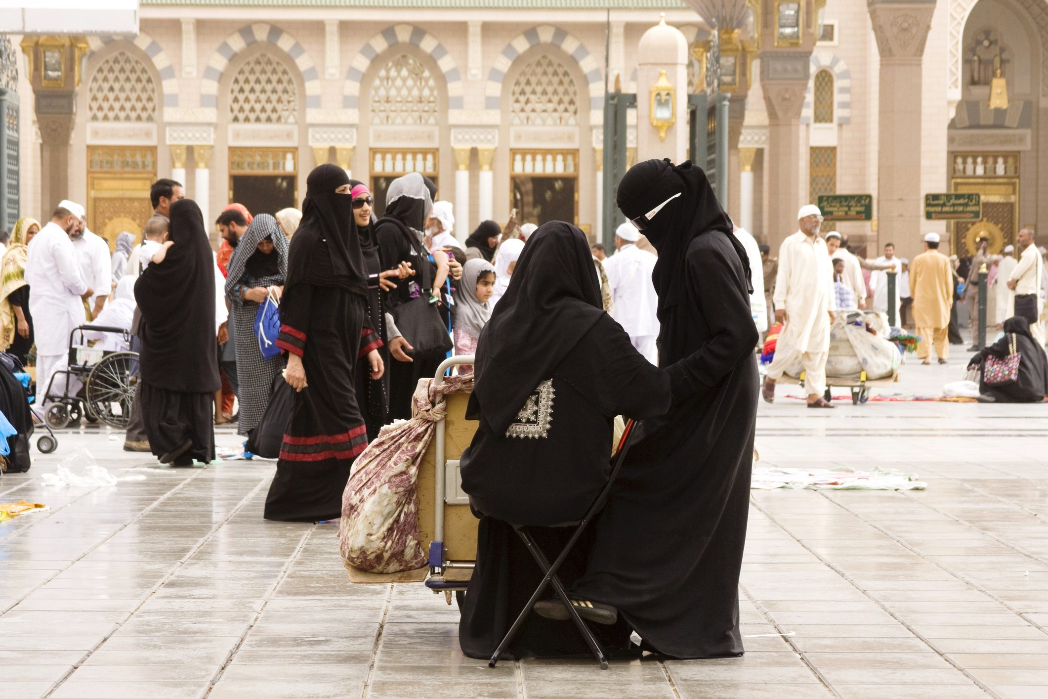 تردُّد أم جسُّ نبض؟ ما الذي يجعل السعودية قلقة من قراراتها حول أوقات الصلاة وولاية المرأة