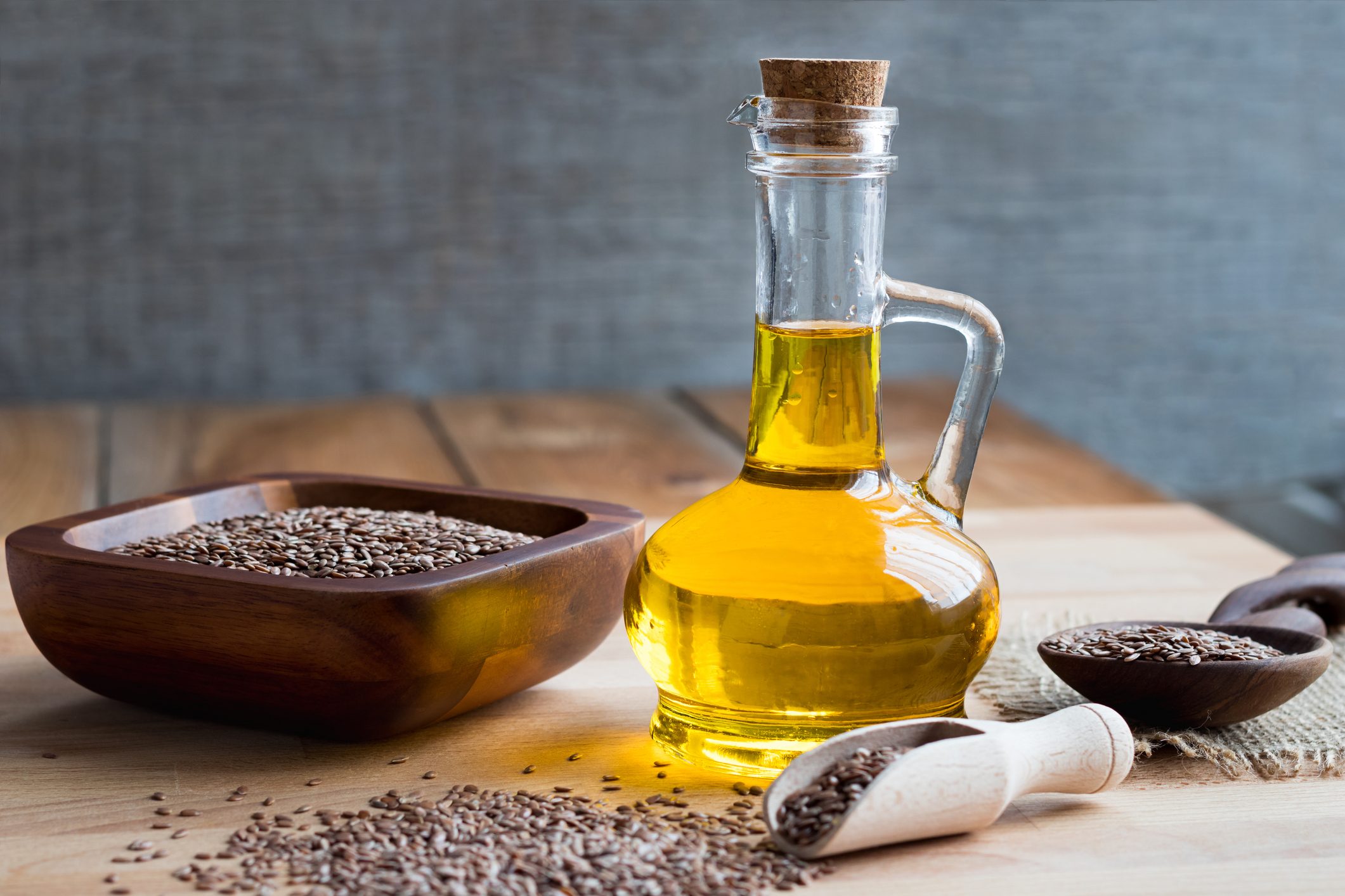 يعزز صحة القلب.. تعرَّف على بعض الفوائد الصحية لزيت بذور الكتان