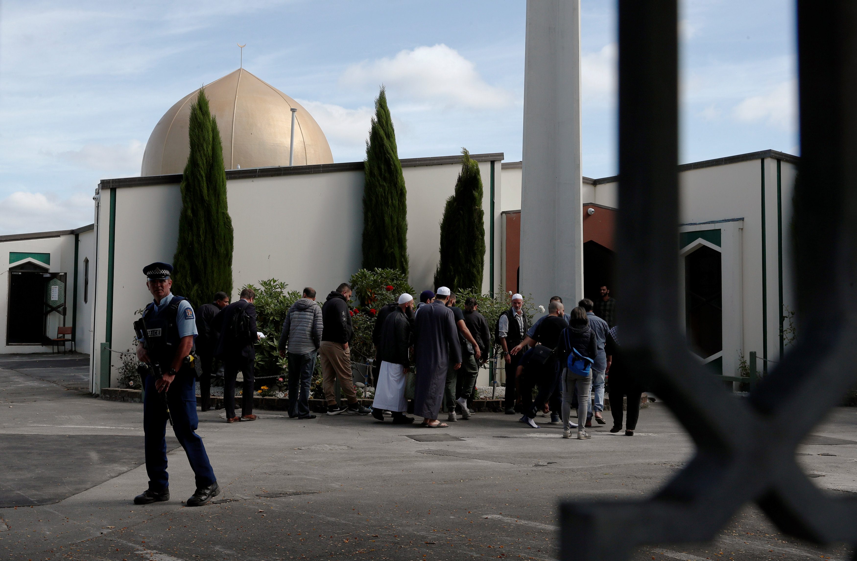 ومنحت السلطات مهلة لمالكي السلاح حتى ديسمبر/كانون الأول المقبل، لتسليم أسلحتهم مقابل تعويض مادي.