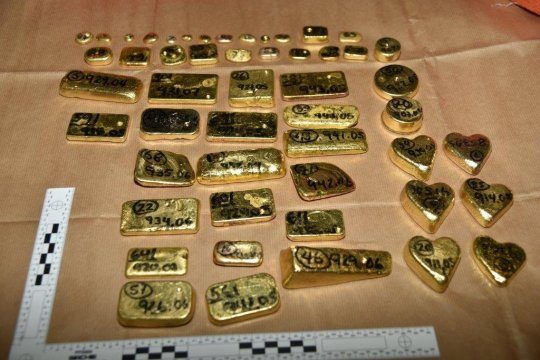 أمن مطار في بريطانيا يصادر ذهباً بقيمة 5 ملايين دولار يُشتبه في أنه مملوك لعصابة مخدرات