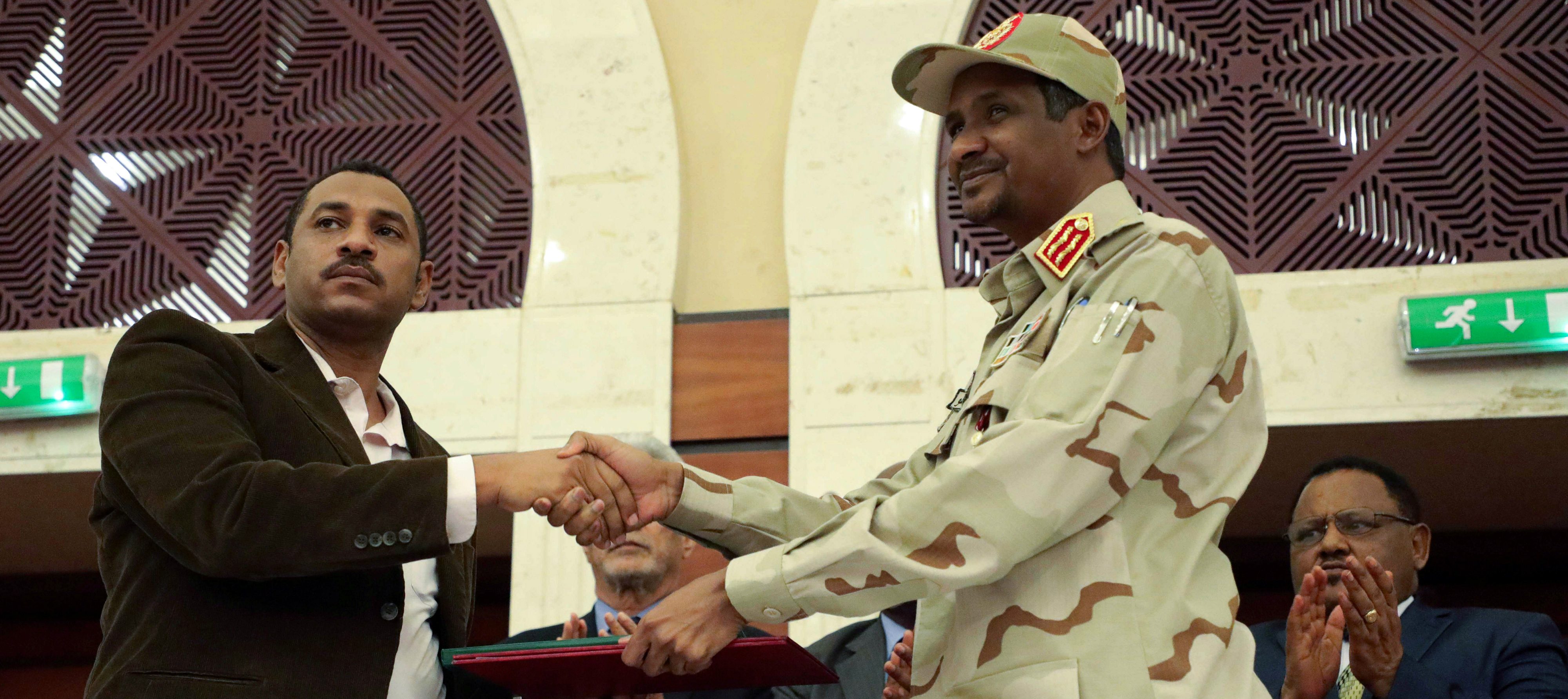عيوب خفية بالاتفاق السياسي السوداني تنذر بأزمة كبيرة بين العسكريين والحراك