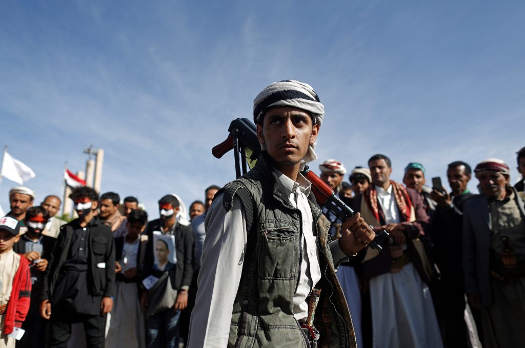 التحالف العربي يُقر بقتل شقيق زعيم الحوثيين، وهجومان جديدان على أبها