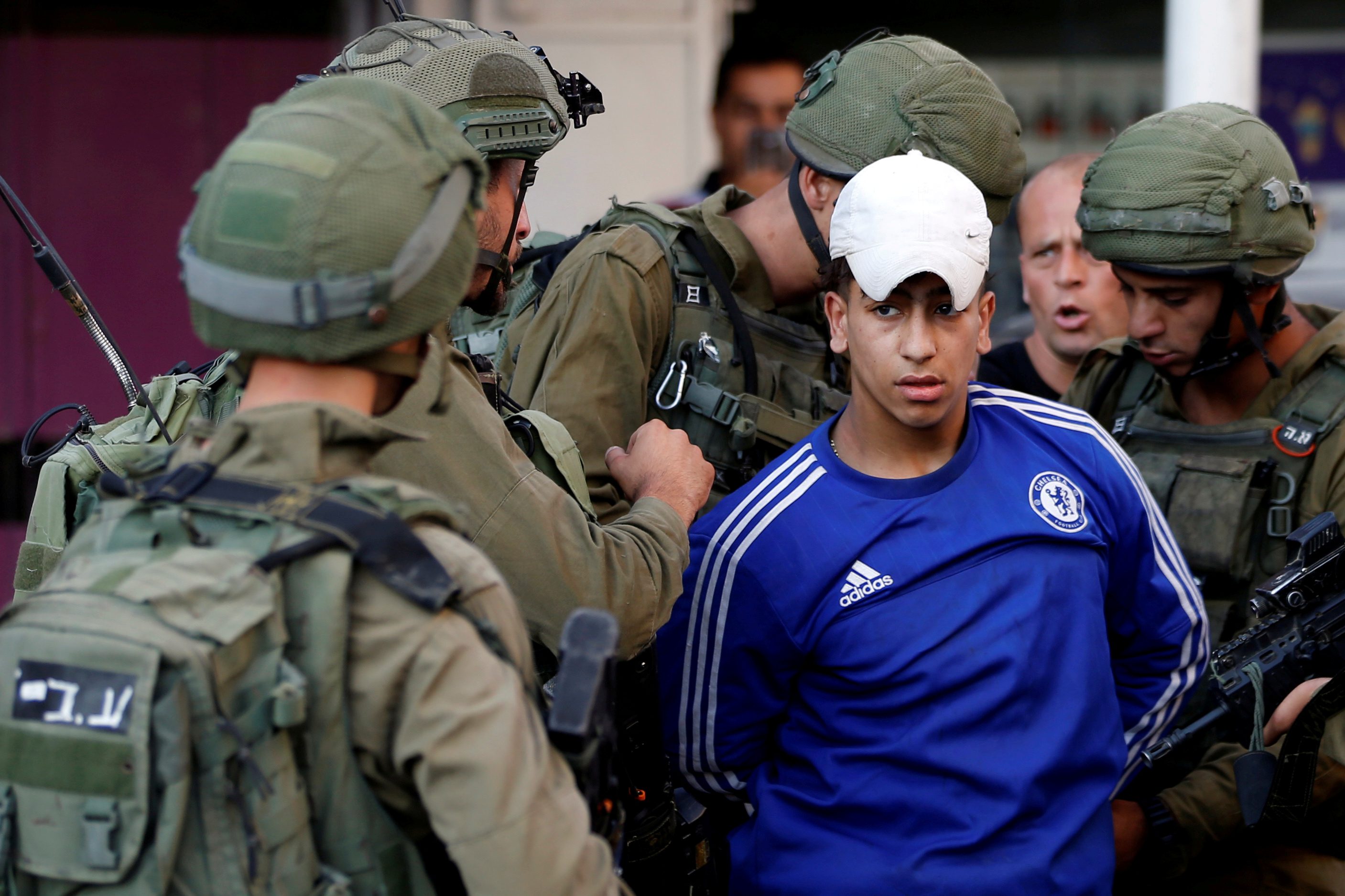 يحتجز الجنود الإسرائيليون فلسطينياً أثناء احتجاج ضد خطة السلام الأمريكية في الشرق الأوسط ، في الخليل ، في الضفة الغربية التي تحتلها إسرائيل