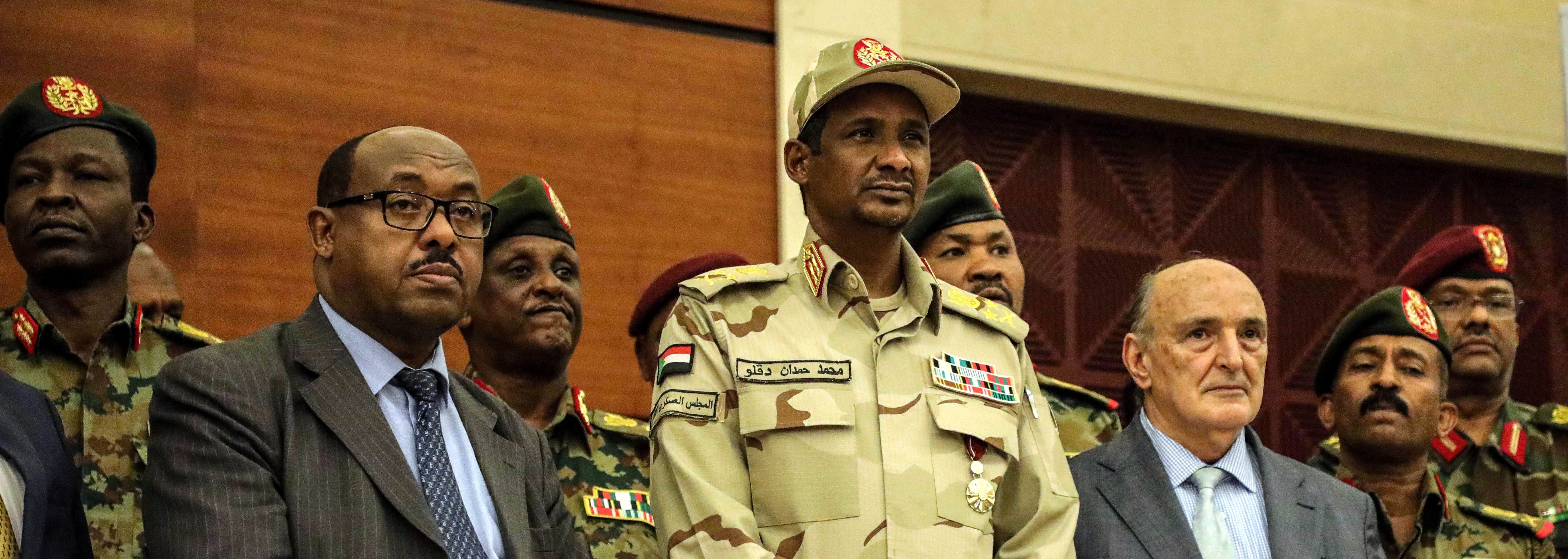 اتفاق نهائي على الوثيقة الدستورية في السودان يمهد لحكومة انتقالية