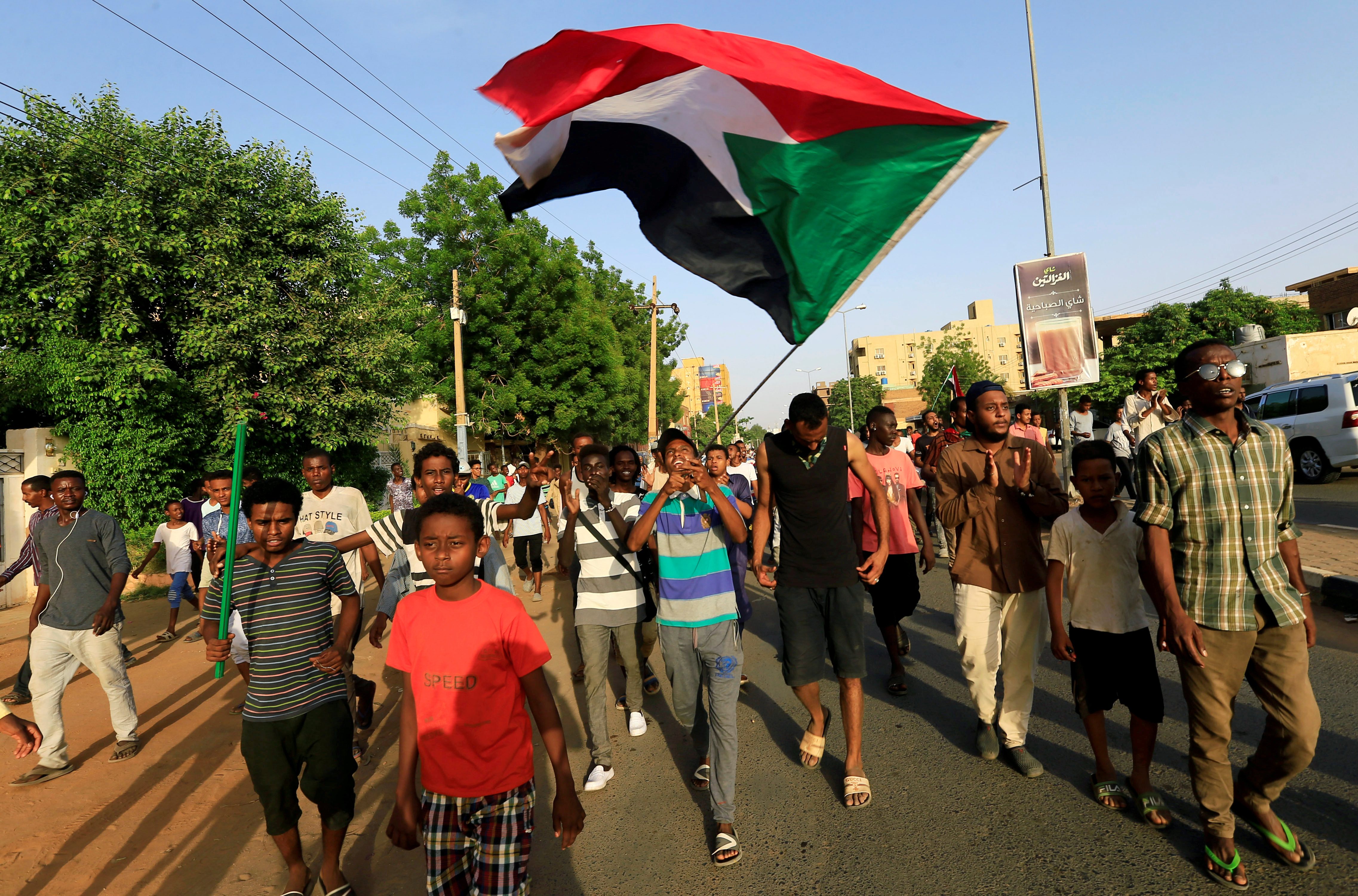 اتفاق على وثيقة دستورية بالسودان، وإيران تتخذ خطوة ثالثة لتقليص التزامها بالاتفاق النووي، والحوثيون يستهدفون السعودية