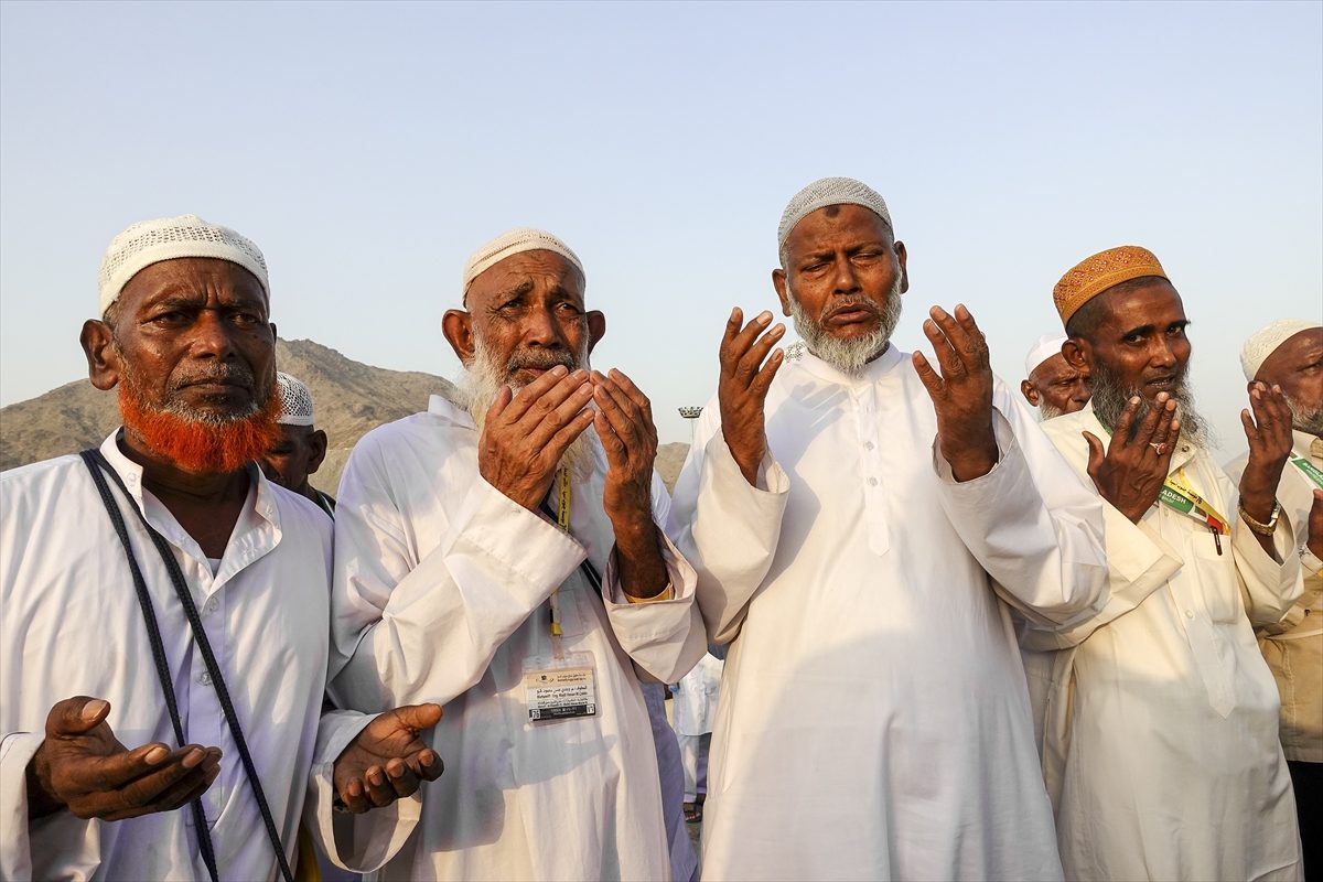 يقضي الحجاج في منى أيام التشريق الثلاثة (11 و12 و13 من ذي الحجة) لرمي الجمرات الثلاث
