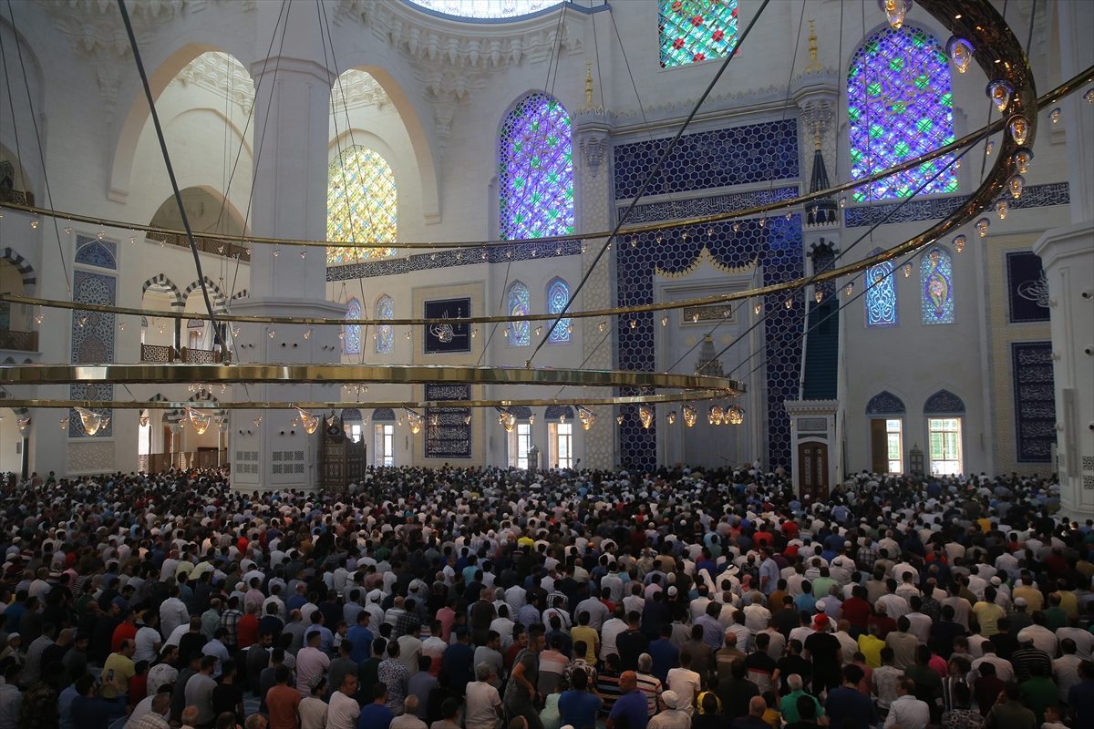 أول أضحى بأكبر مساجد تركيا
