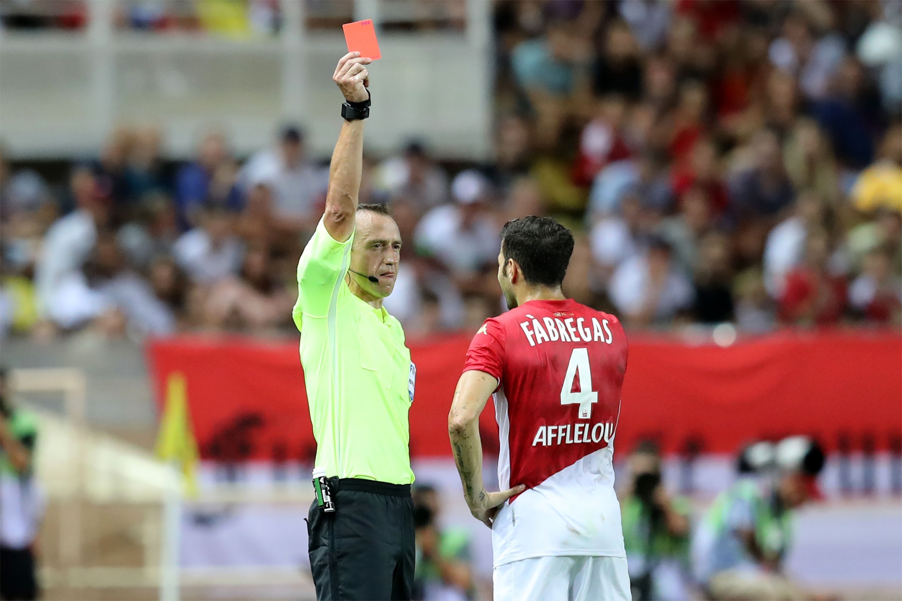 برشلونة الناجي الوحيد.. فابريغاس لا يتعلَّم من أخطاء الماضي بطرد جديد مع موناكو