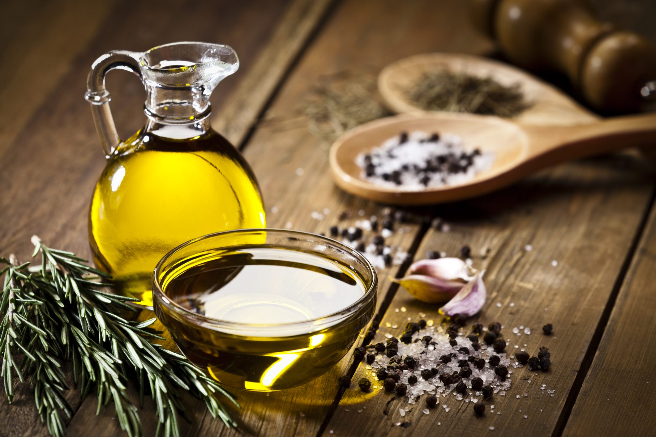 أسباب قد تدفعك للاهتمام أكثر باستعمال زيت الروزماري