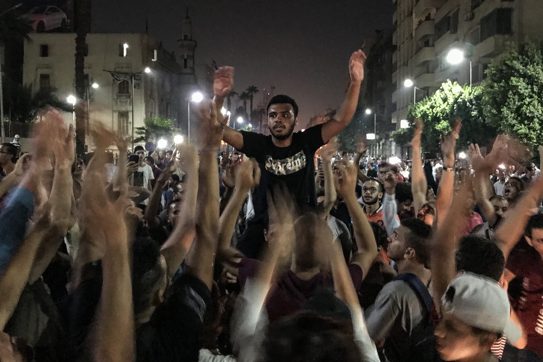 موقع فرنسي: المصريّون لم يعودوا خائفين من السيسي بعد الآن.. لكن إلى أي مدى ستذهب الحركة الاحتجاجية؟
