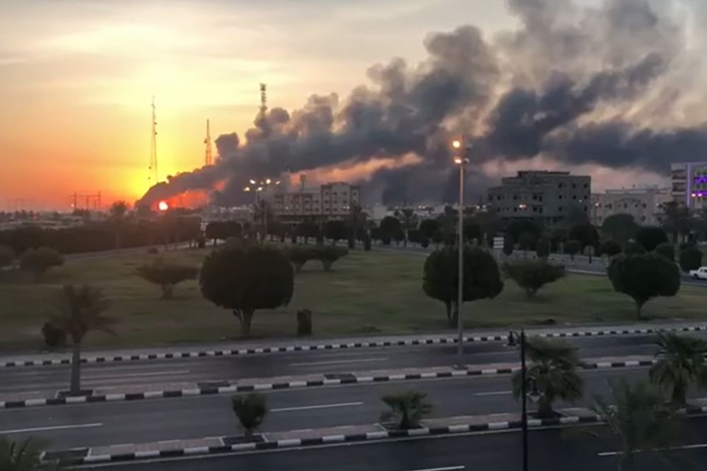 هل تنتقم إيران من الجميع؟ ضرب المنشآت السعودية سيرفع أسعار النفط بشكل حاد ويهدد مخزون العالم