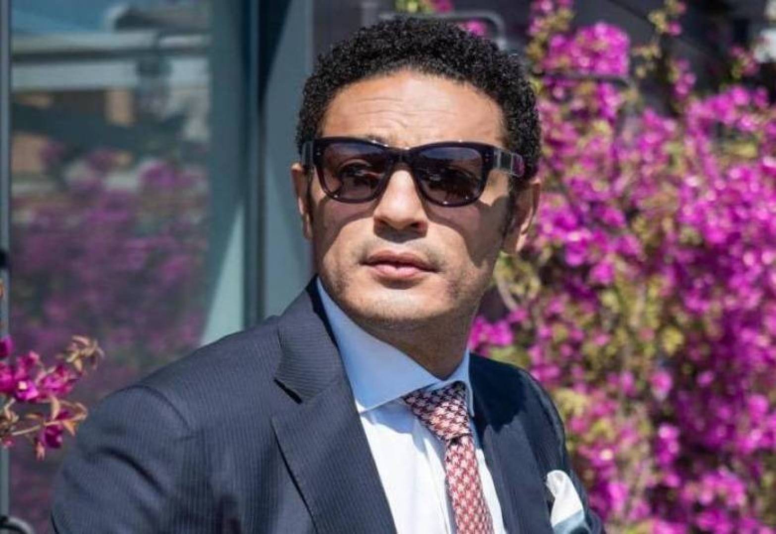 عمرو أديب ينشر صوراً لمحمد علي يتجول في مقر إقامته بإسبانيا
