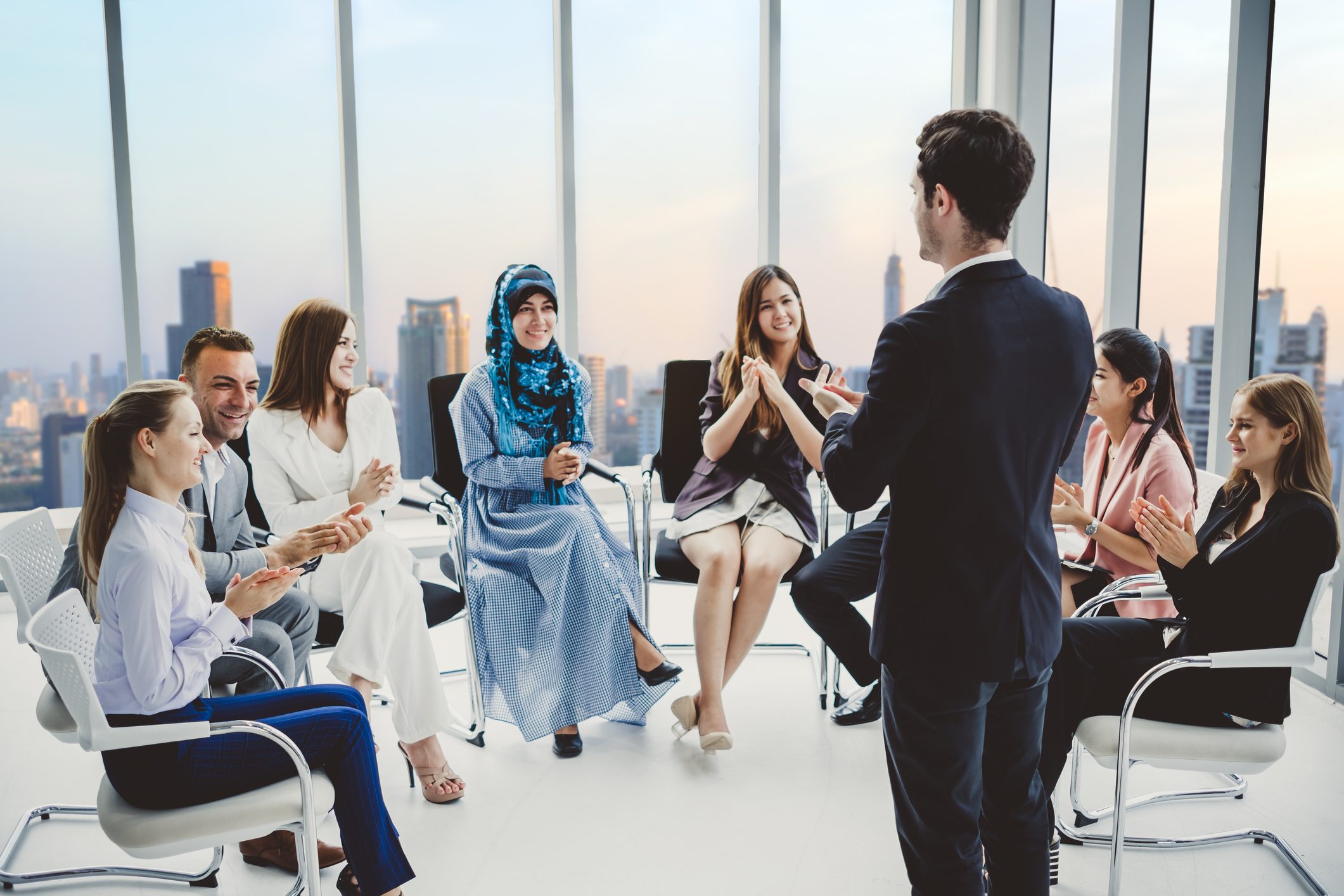 ما الذي يجعل الناس جذَّابين؟ تعرَّف على عوامل الجاذبية وكيفية تطبيقها