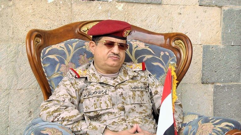 نجاة وزير الدفاع اليمني ومقتل جنديين بهجوم للحوثي في مأرب