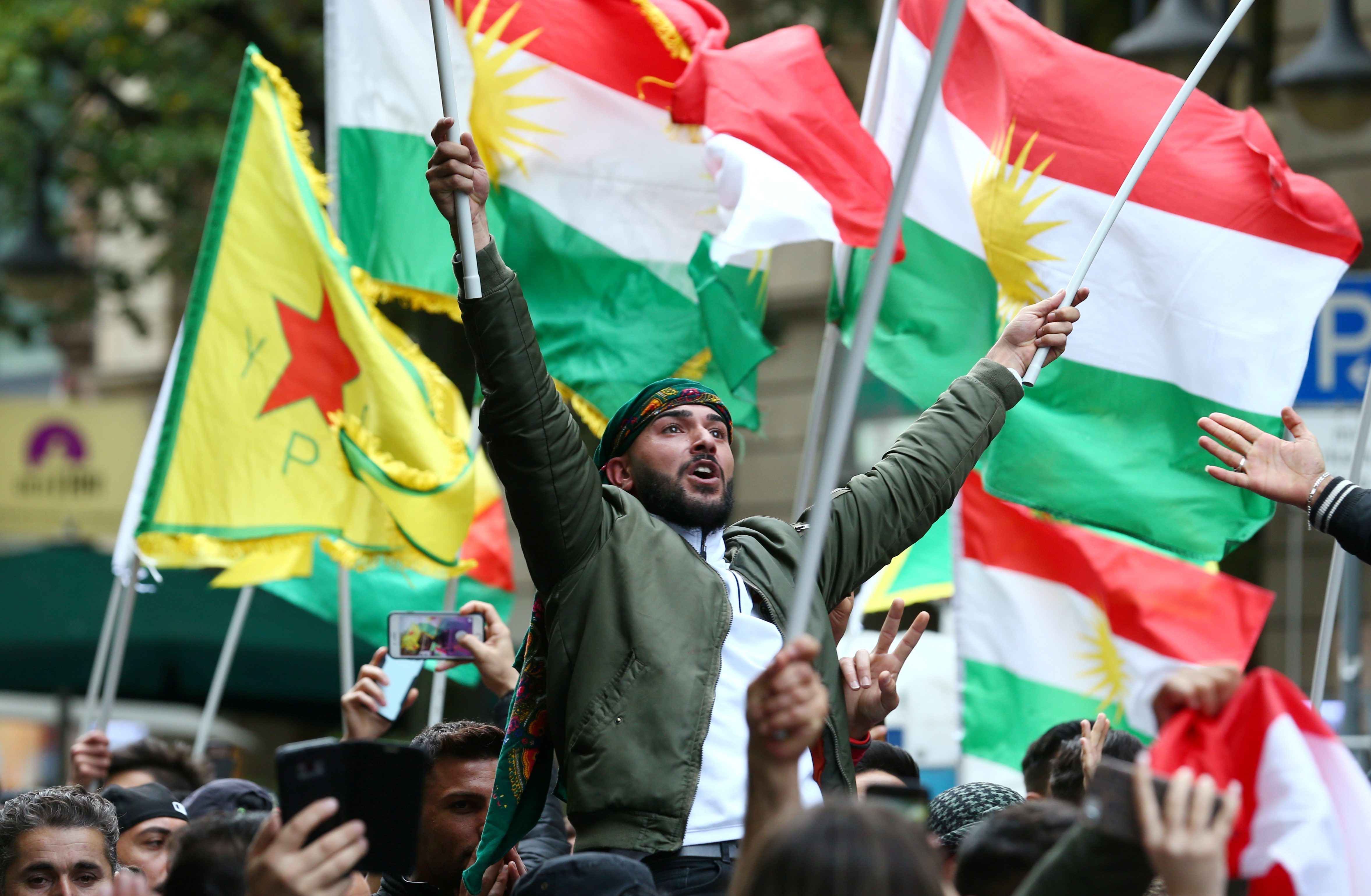 انشقاقات وصراعات و«انقلاب» الطموحات بعد الثورة.. خريطة القوى السياسية والعسكرية للأكراد في سوريا والعراق