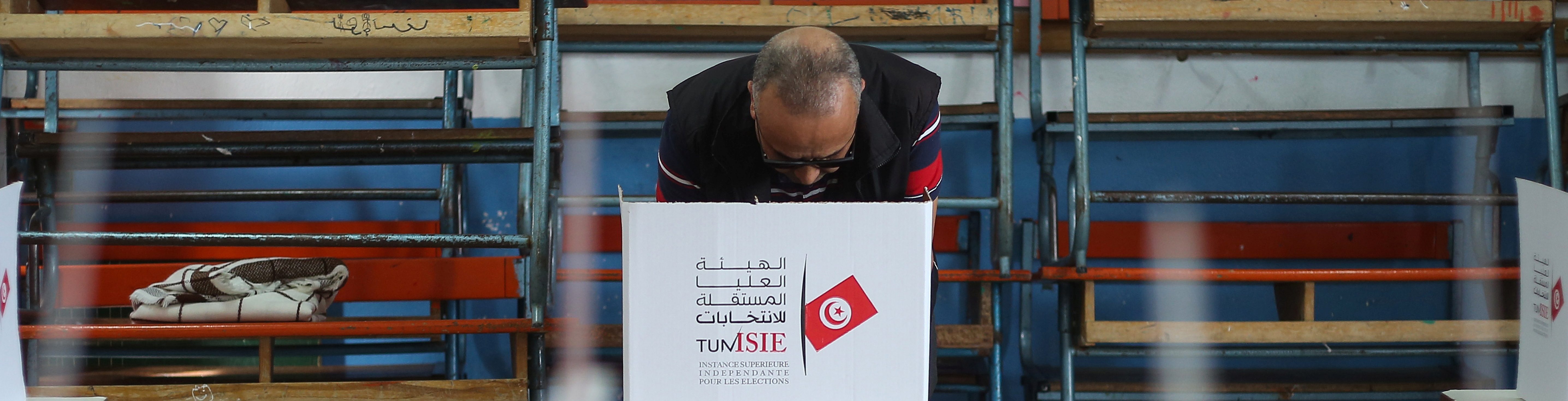 التونسيون يتوجهون إلى صناديق الاقتراع لاختيار رئيس جديد للبلاد